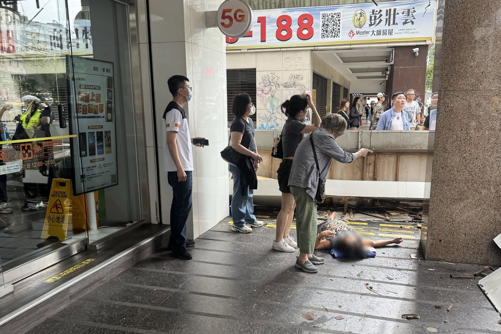 北市東區頂好商圈電信公司的廣告招牌突然掉落，路過的婦人慘遭砸傷送醫。畫面翻攝threads mintaemt
