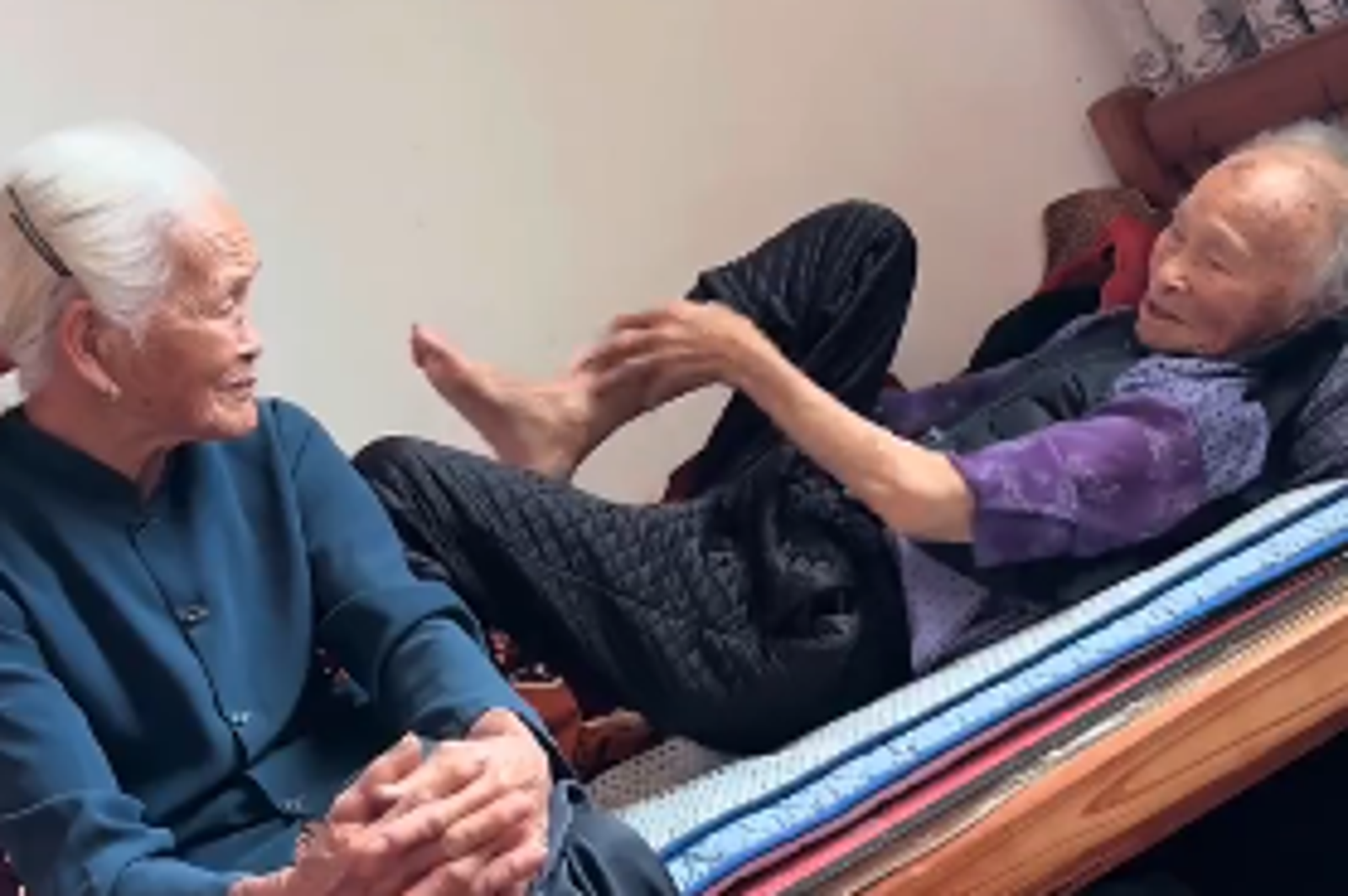 想媽媽了!91歲女兒回家找113歲母哭訴 畫面曝光惹哭一票人