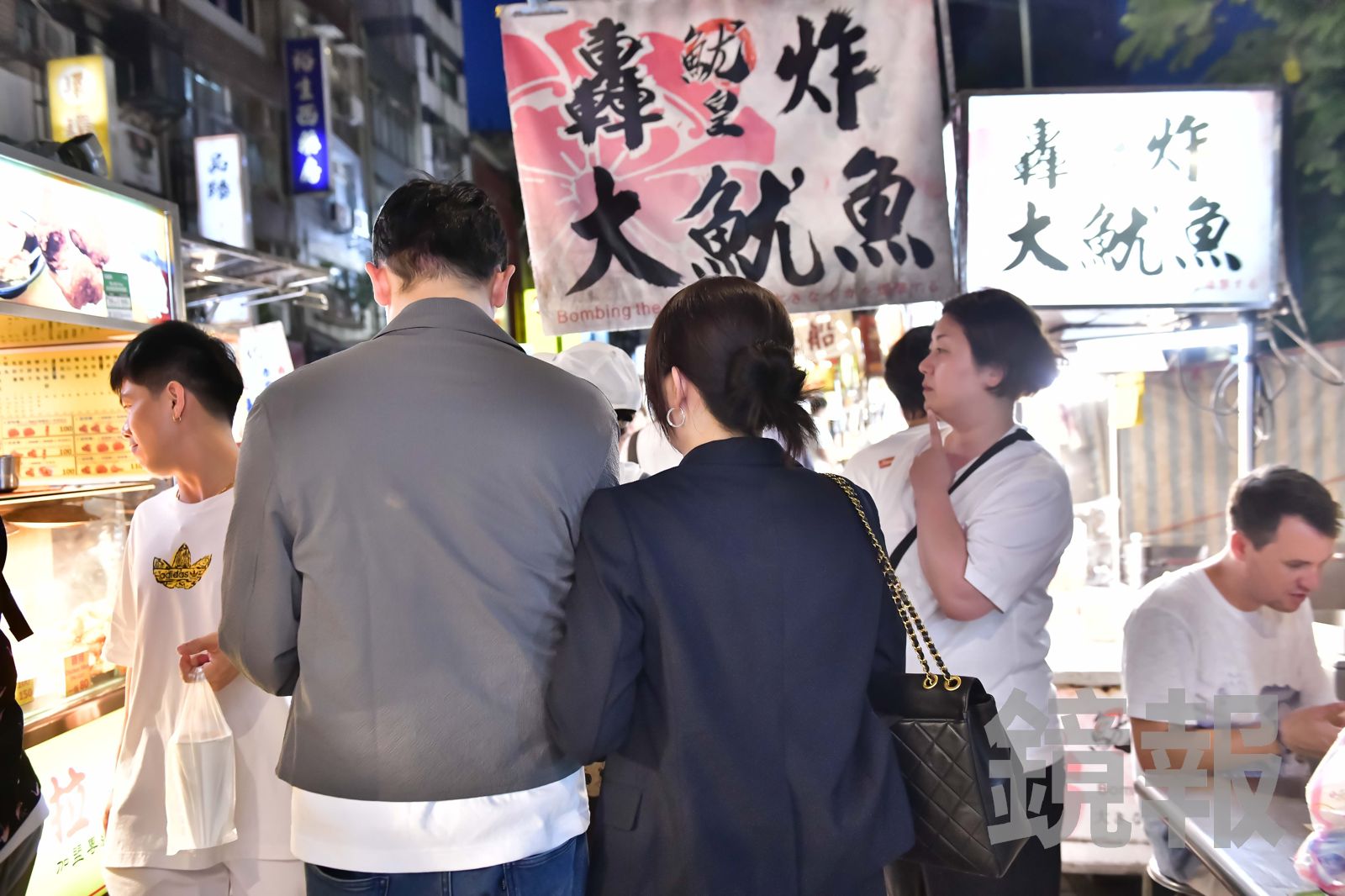 陳謙文(左)被直擊與女性友人逛夜市。讀者提供