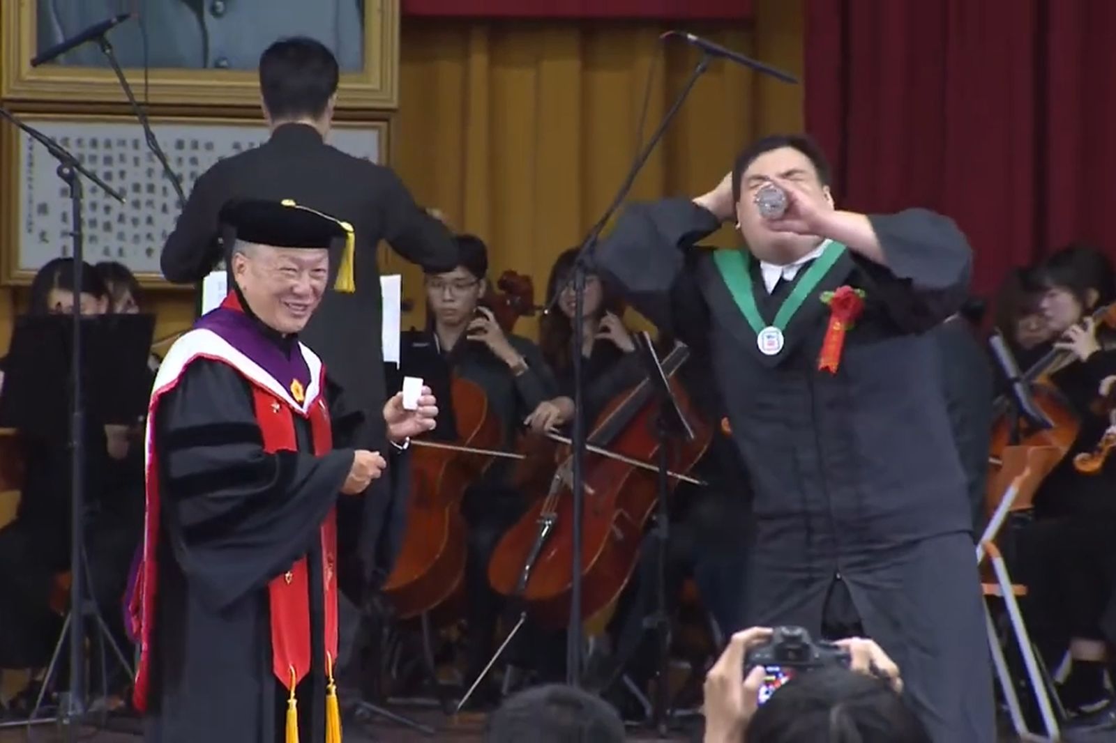 郭男自己也痛飲一口58高粱。圖/國立臺南大學114級畢業典禮