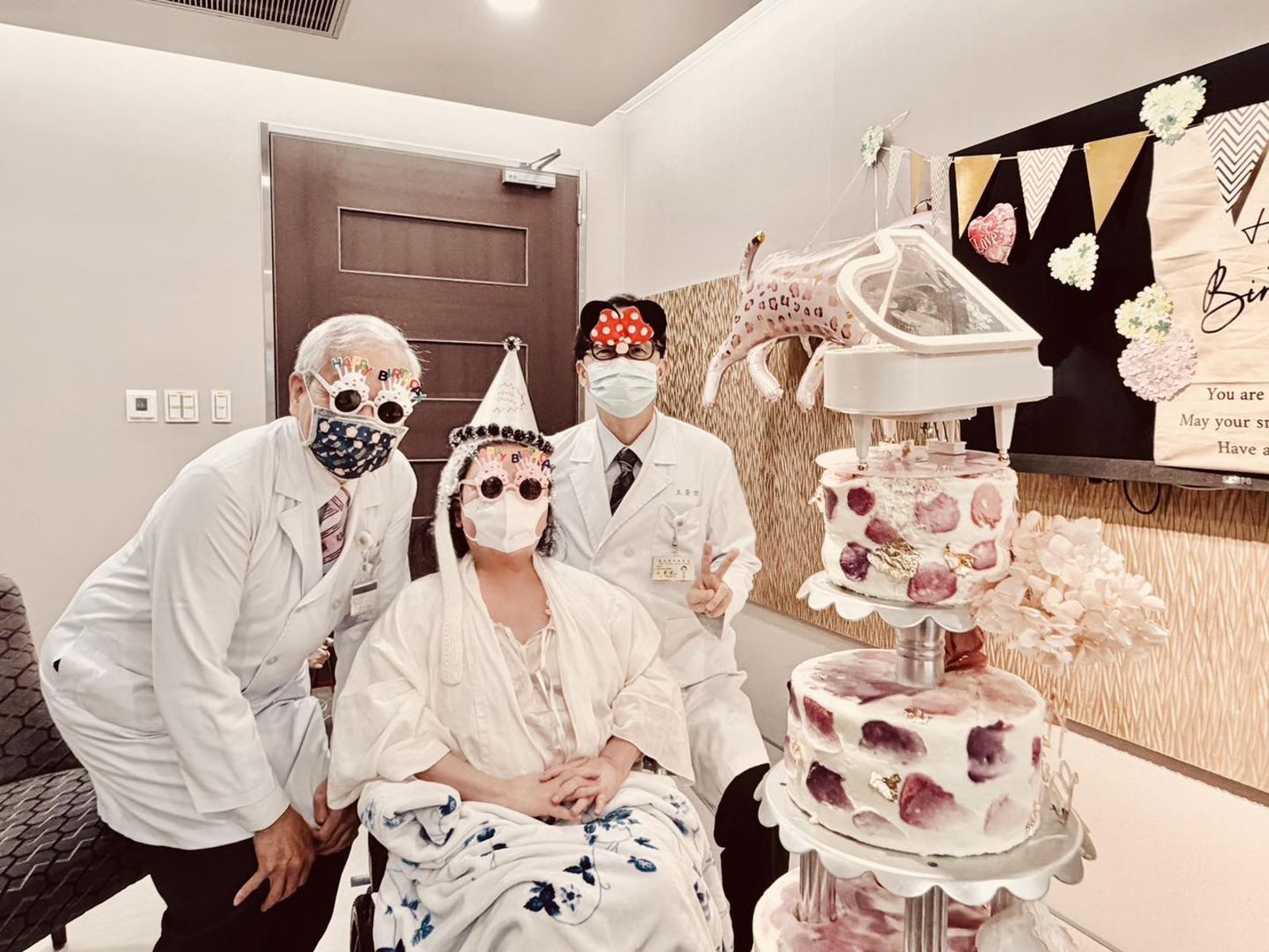 陳文茜（中）從沒放棄過希望。翻攝陳文茜臉書