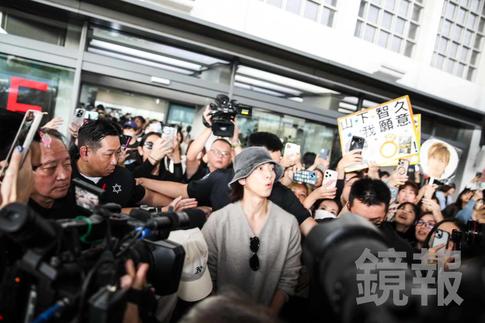 山下智久露出吃驚的表情。鄒保祥攝