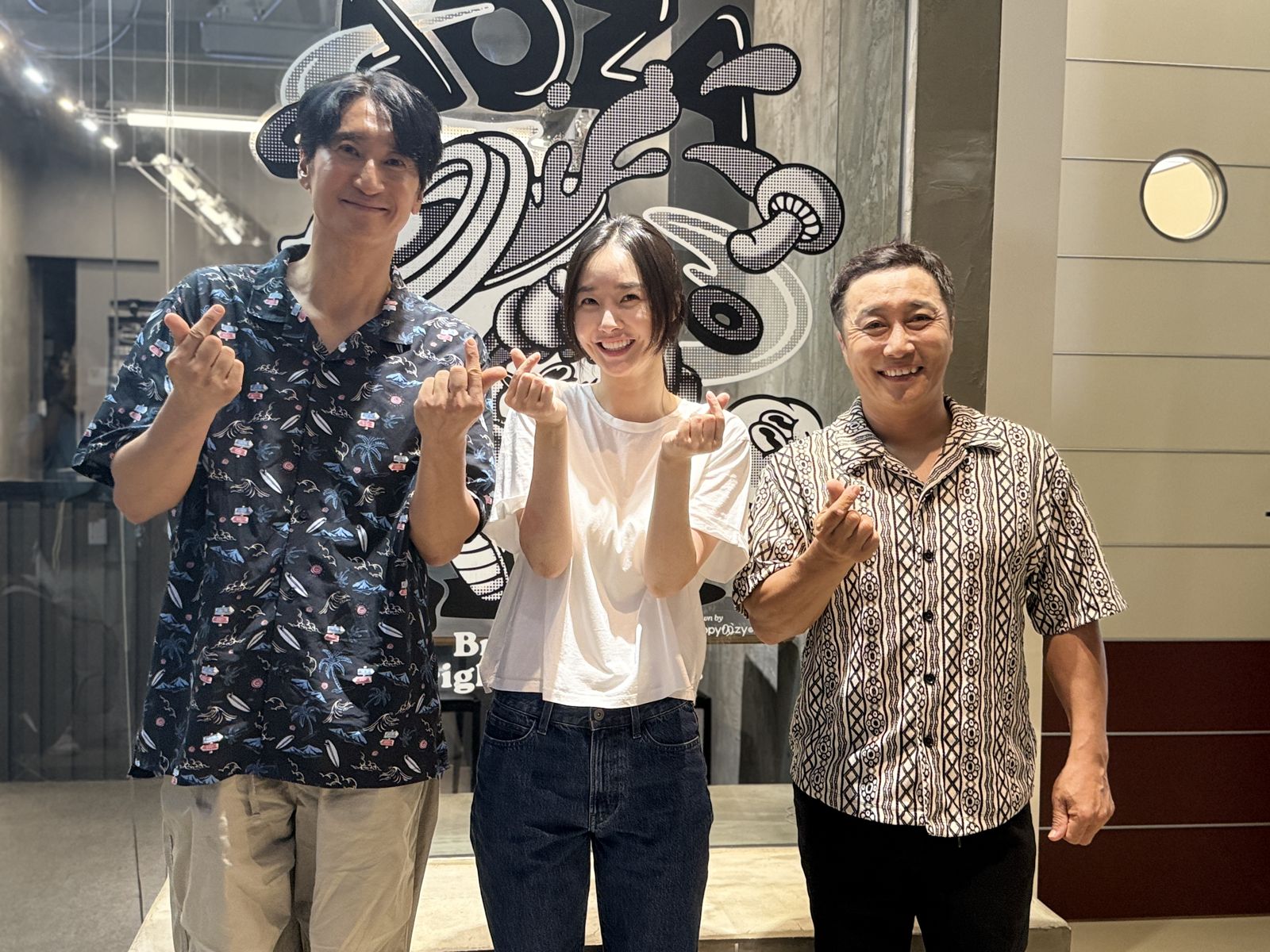 韓星申鉉濬(左起)、裴優熙、金炳萬主演電影《懸賞令》。童心娛樂提供