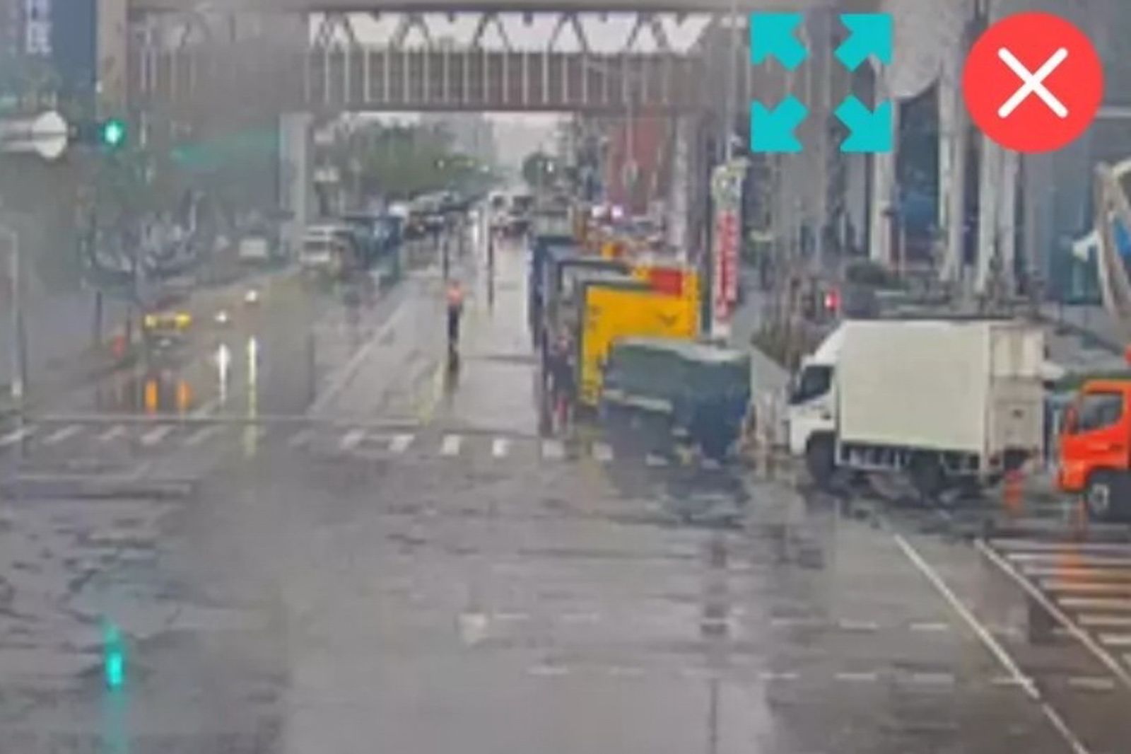 環中路與崇德路路口轉角,滿滿都是違停的小貨車。翻攝畫面