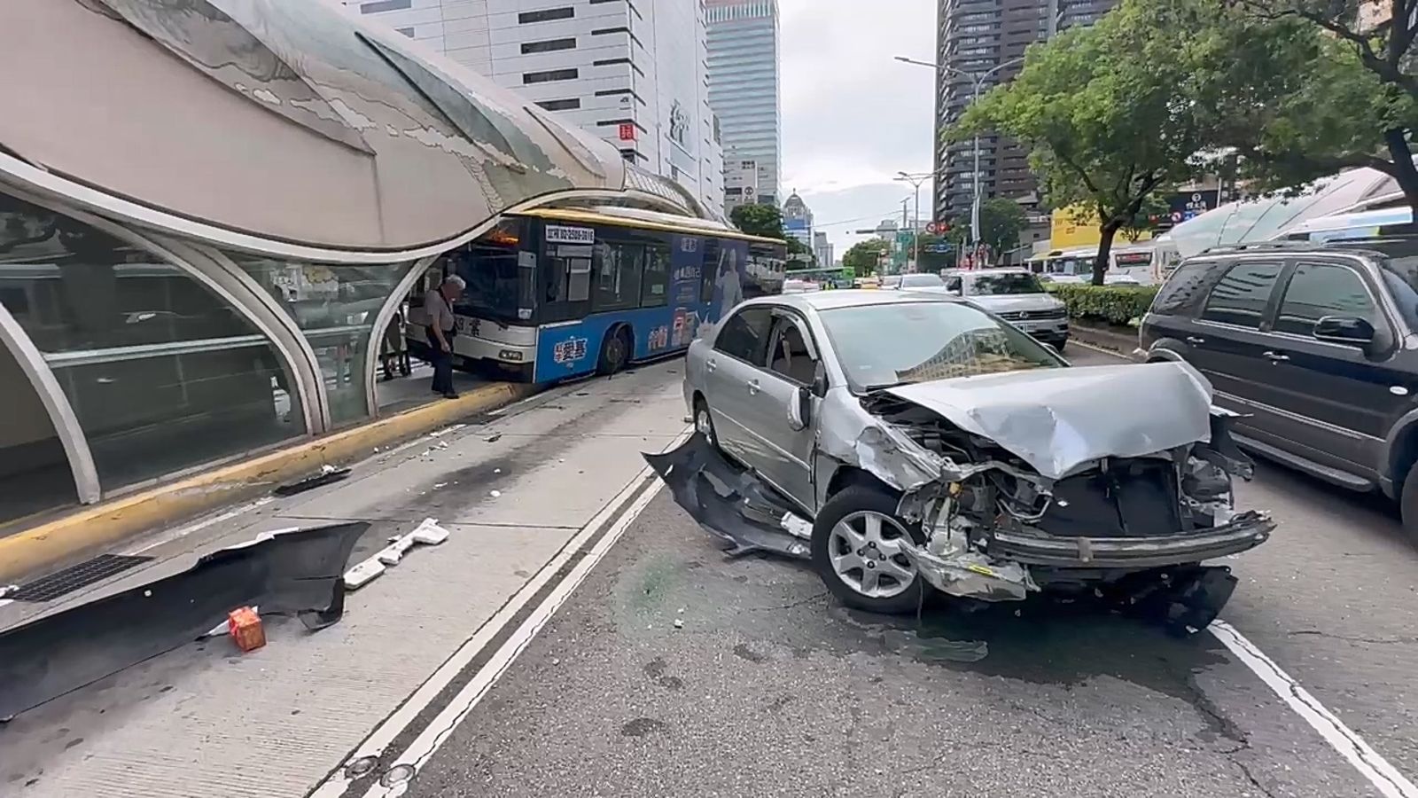 違規變道釀連環撞!台中巨業客運遭波及 失控衝入BRT科博館站致5傷