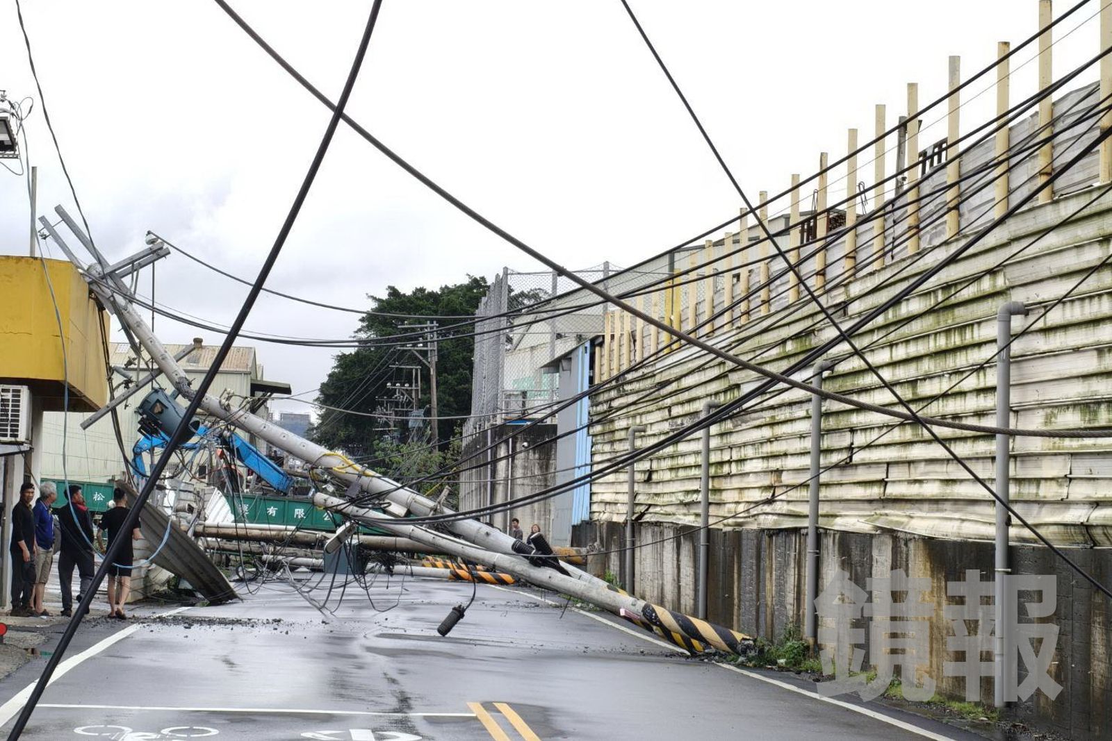 7支電桿倒整排如骨牌！　大貨車吊臂誤勾電線扯斷釀禍　460 戶停電緊急搶修