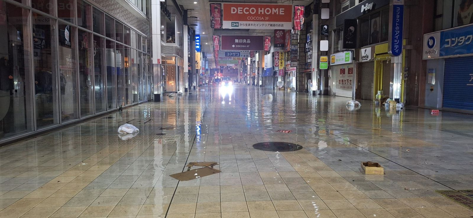 熊本市中心商店街已淹水。圖/日本雅虎