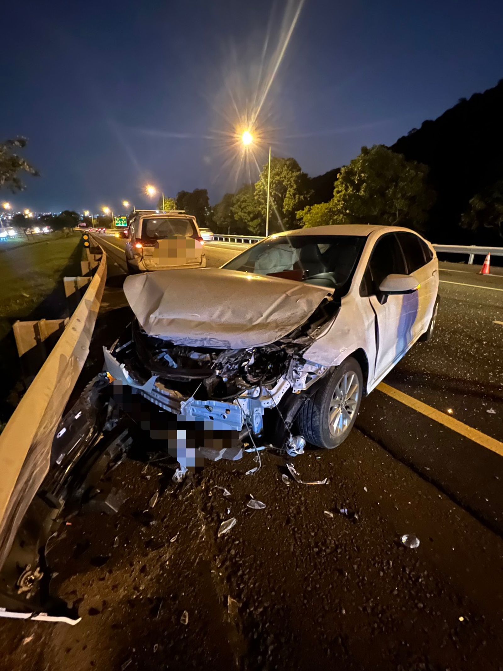 事故車輛車頭嚴重毀損。翻攝畫面