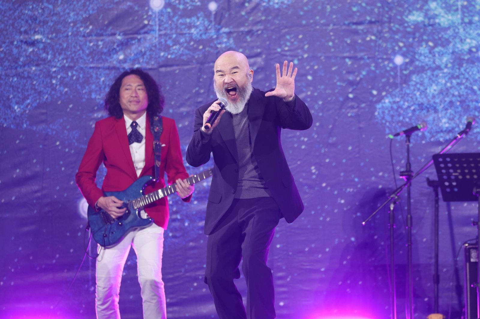 辛龍12日出席尾牙宴公開獻唱。讀者提供