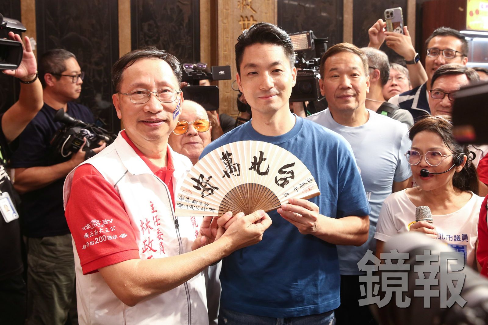 蔣萬安趕赴龍津宮參拜 廟方致贈「台北萬安」紙扇祝福連任