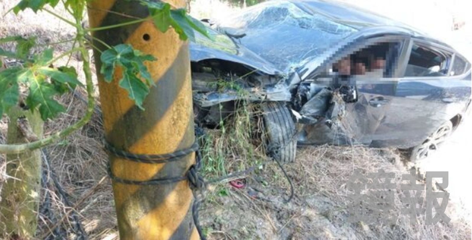 台南車禍整輛馬三車頭面目全非，駕駛與乘客一度受困車中動彈不得。圖／翻攝畫面