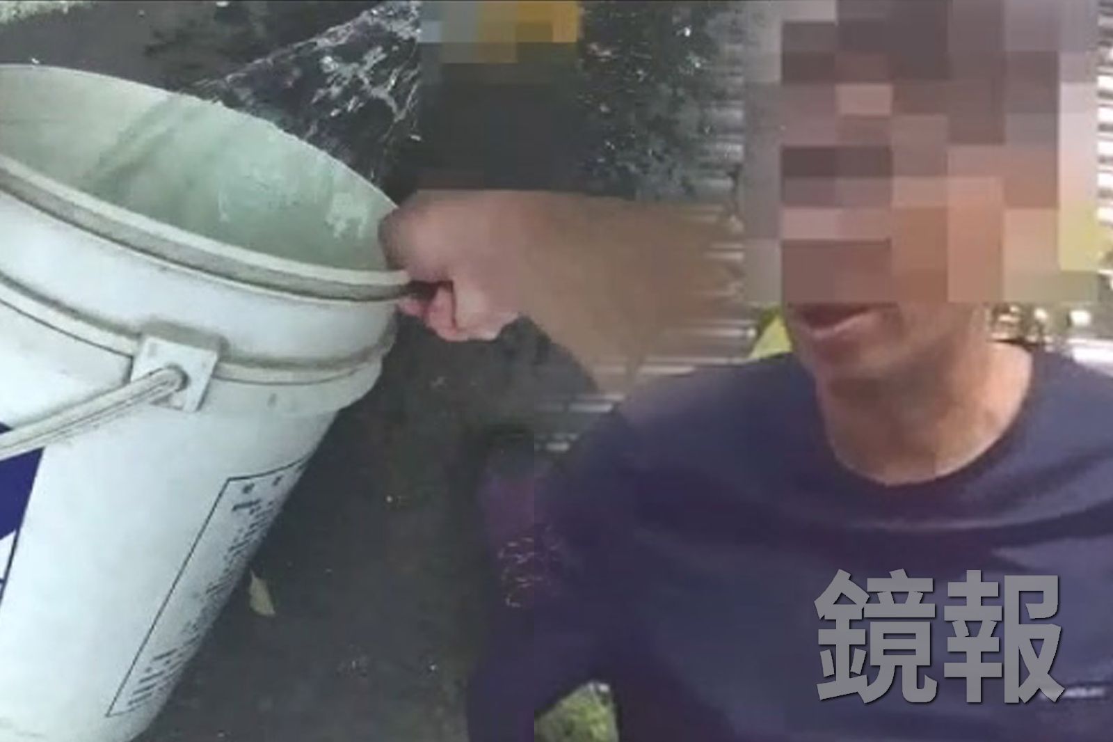 朱男闖紅燈被警方攔查,一時緊張掉出毒品,甚至當場挫屎,模樣相當狼狽,警員事後捏鼻拿水桶潑水清理現場。圖/民眾提供