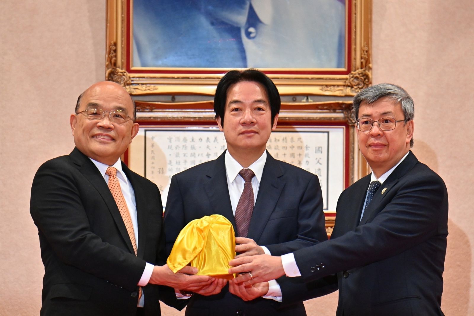 2023年1月31日,在時任副總統賴清德(中)監交下,蘇貞昌(左)把閣揆位子交接給陳建仁。(資料照片/行政院提供)