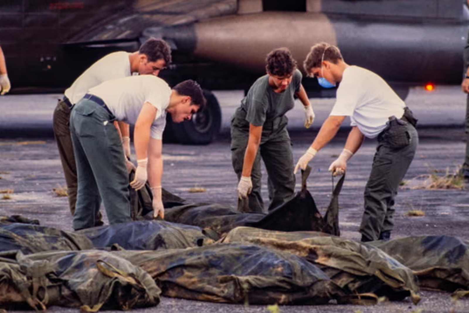 美軍人員從圭亞那瓊斯鎮運出大量遺體。圖／翻攝自衛報