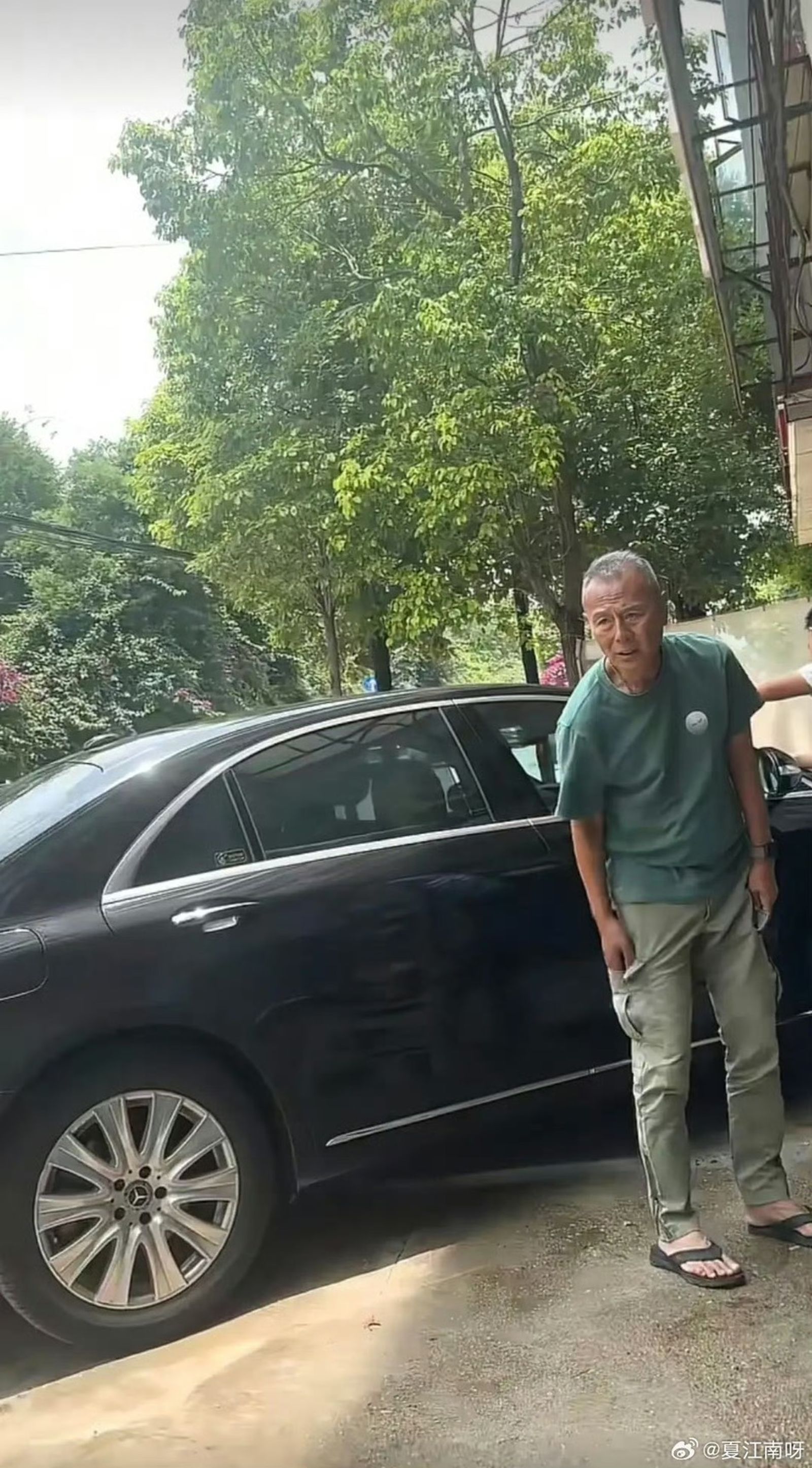 劉德凱現身修車廠。翻攝微博