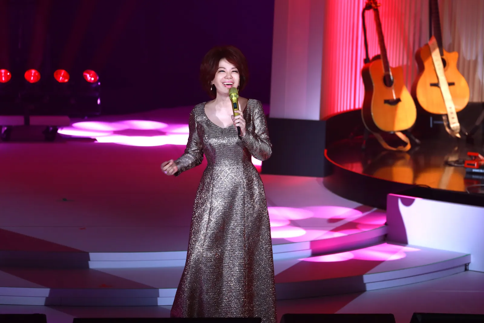 女星遭另一半背叛病倒!歌后忍10年「無性婚姻」 她抗癌期間尪竟外遇