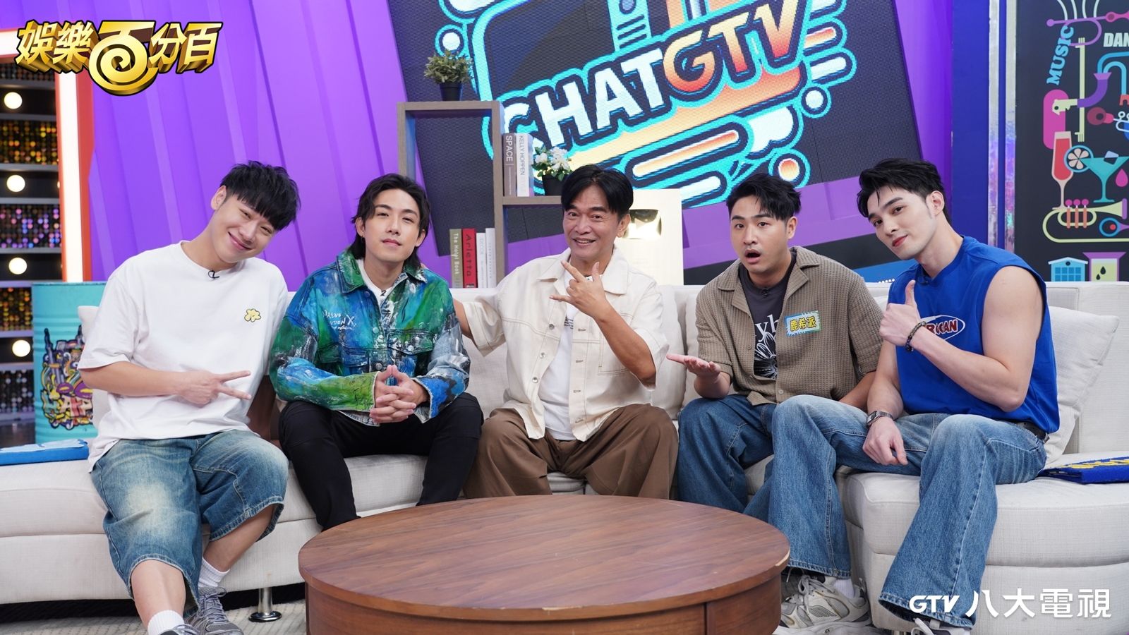 吳宗憲（中）帶新人歌手陳守恩（左二）亮相，抖出兒子鹿希派（右二）花500萬拍MV慘況。節目主持人黃偉晉（右一）與賴晏駒（左一）。八大提供