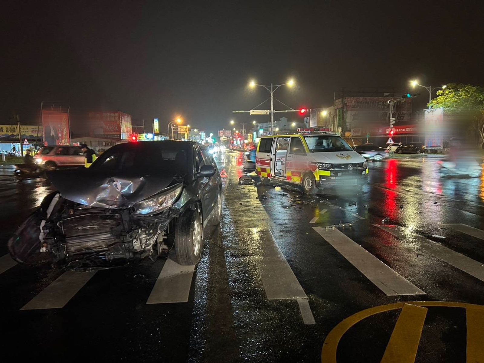 宜蘭救護車鳴笛閃燈仍遭攔腰撞　路口驚魂釀4傷