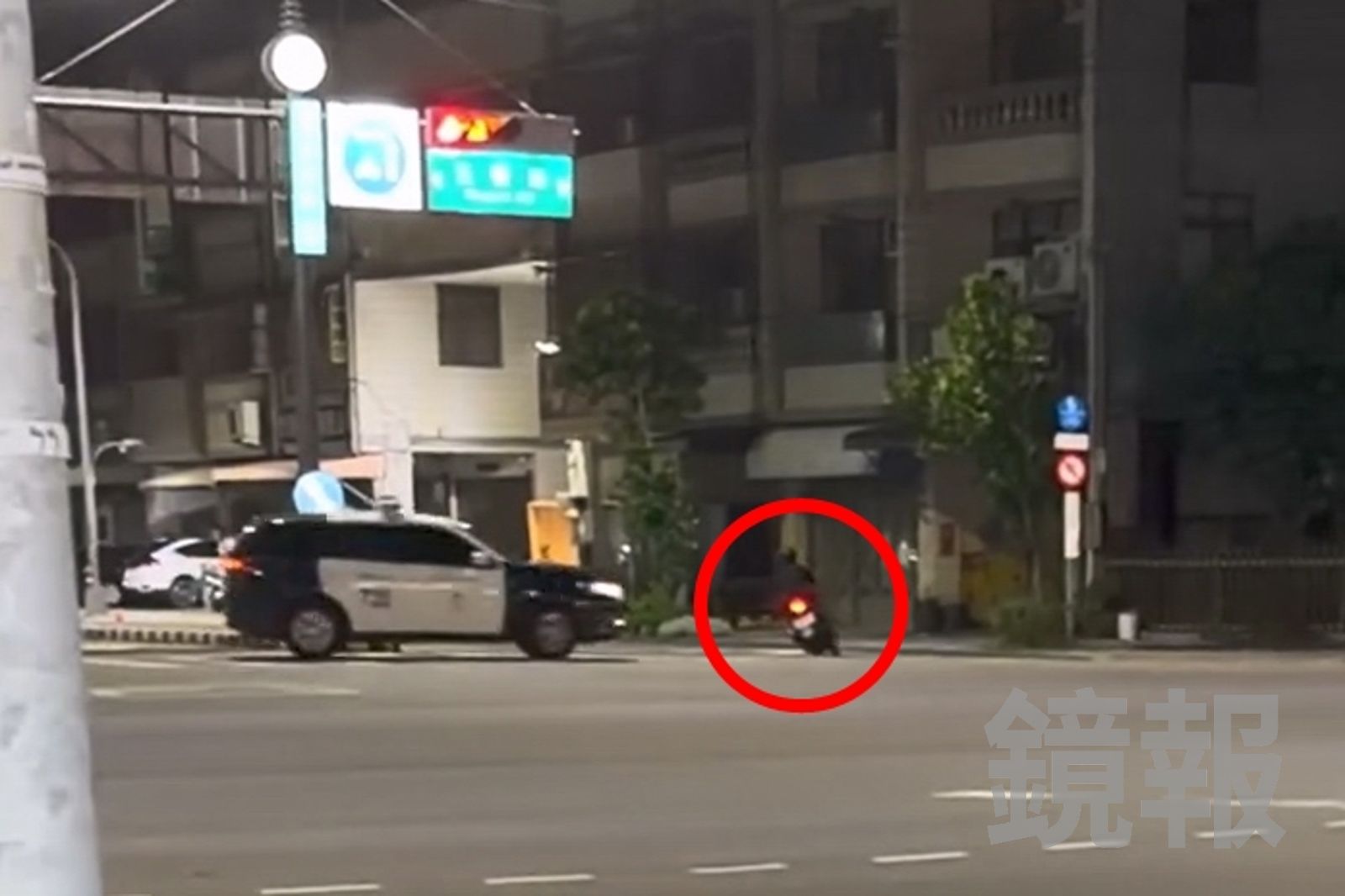 路口「繞圈圈」跑給警察追!超狂機車騎士關燈鑽巷拒檢狂逃 7張罰單金額出爐