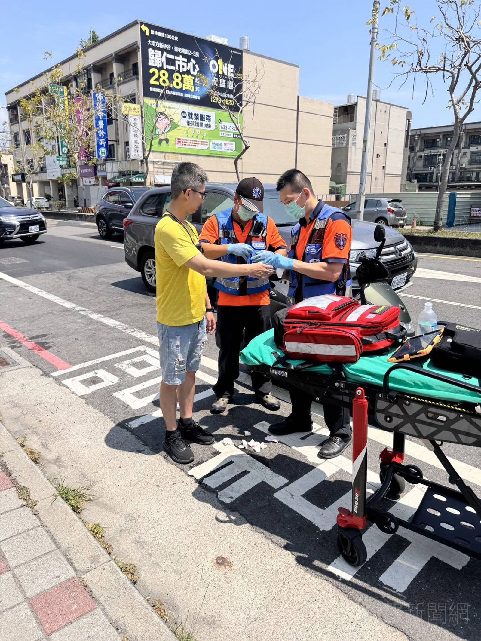 歸仁警連開5槍圍捕詐騙犯，林姓員警強勢破窗濺血跳上車逮人受傷。警方提供