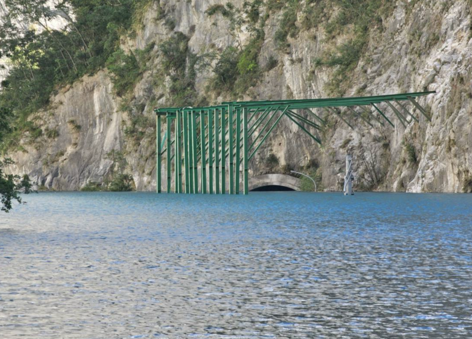 燕子口堰塞湖溢驚現「水底隧道」。圖/太管處提供