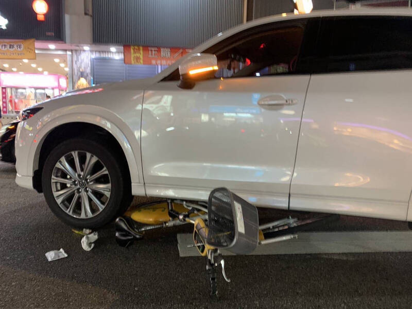 台中13歲國中生騎YouBike遭撞壓車底　民眾合力抬車救人