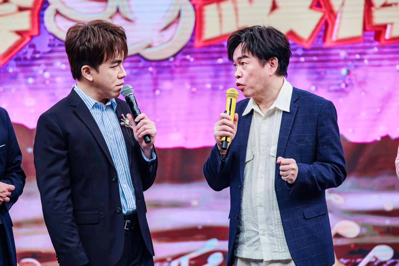 康康(右)分享曾當年模仿費翔,許志豪喊問他「那臉怎麼辦」。圖/中視提供