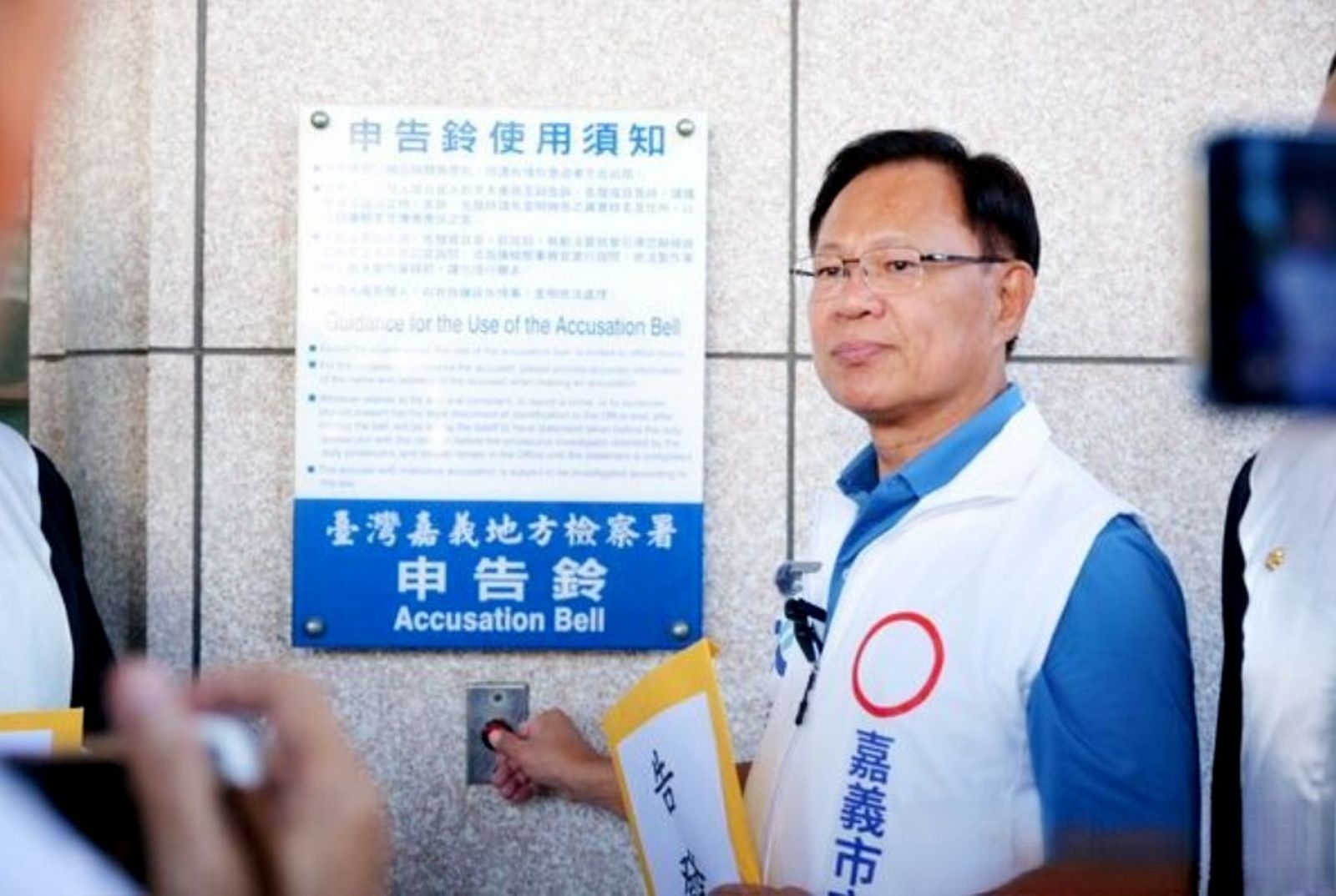 嘉義市長參選人張啓楷到嘉義地檢署提告姚立明、民進黨嘉義市長參選人王美惠及轉貼影片的網友沈昇益等3人。張啓楷團隊提供