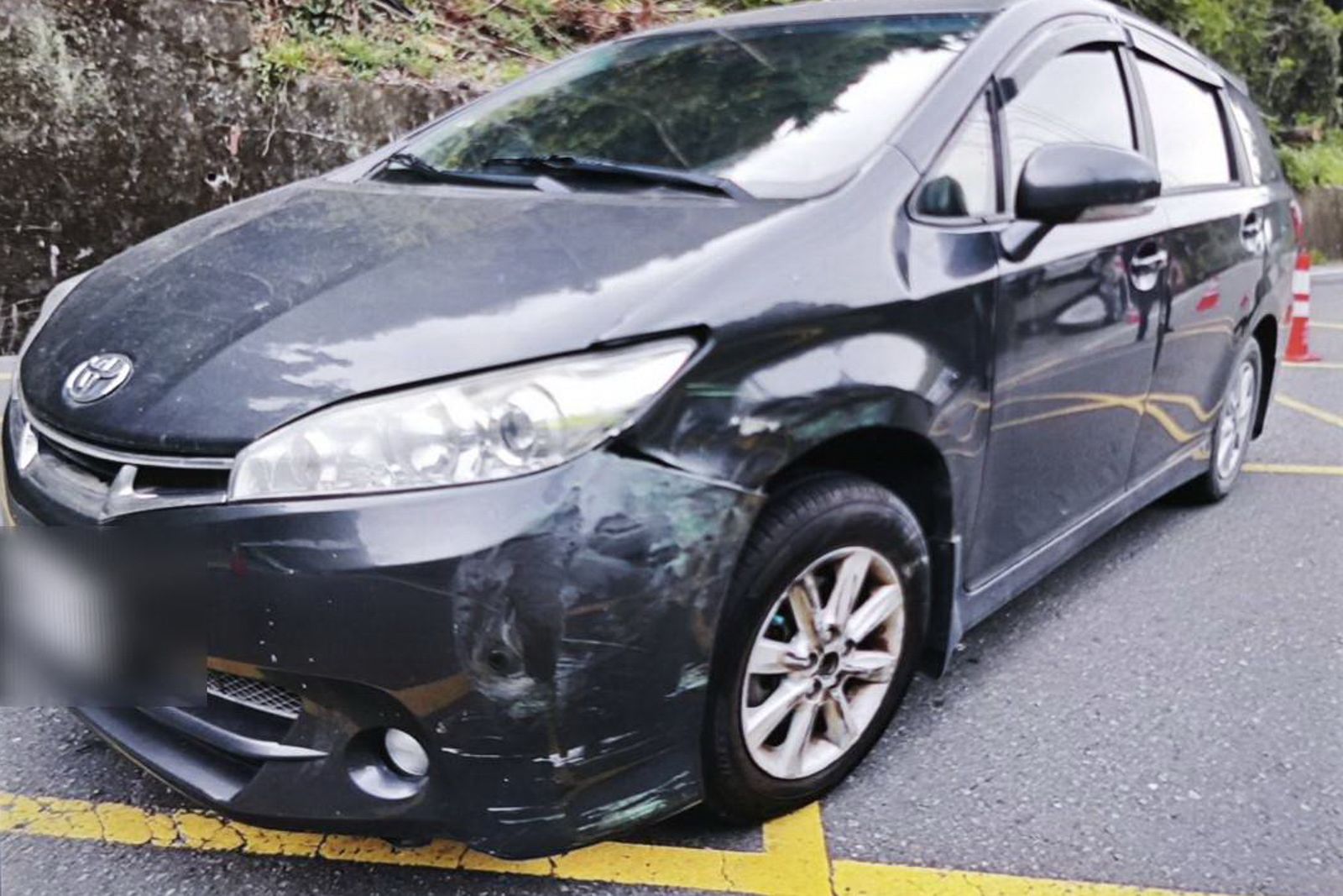黑色休旅車遭擦撞，車頭保桿明顯可見綠漆痕跡。民眾提供