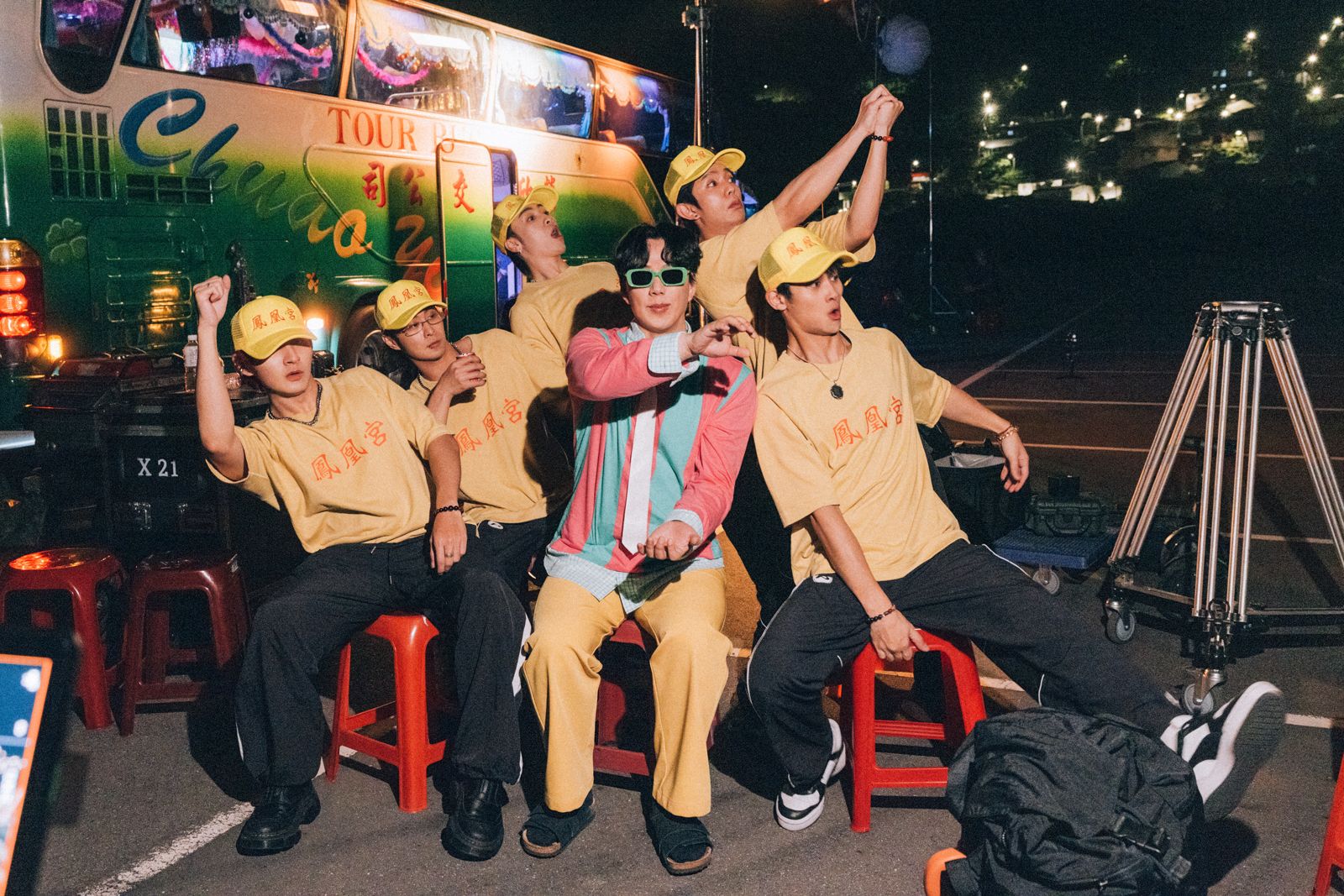 蕭煌奇化身遊覽車司機載著男團FEniX去進香。華納音樂提供