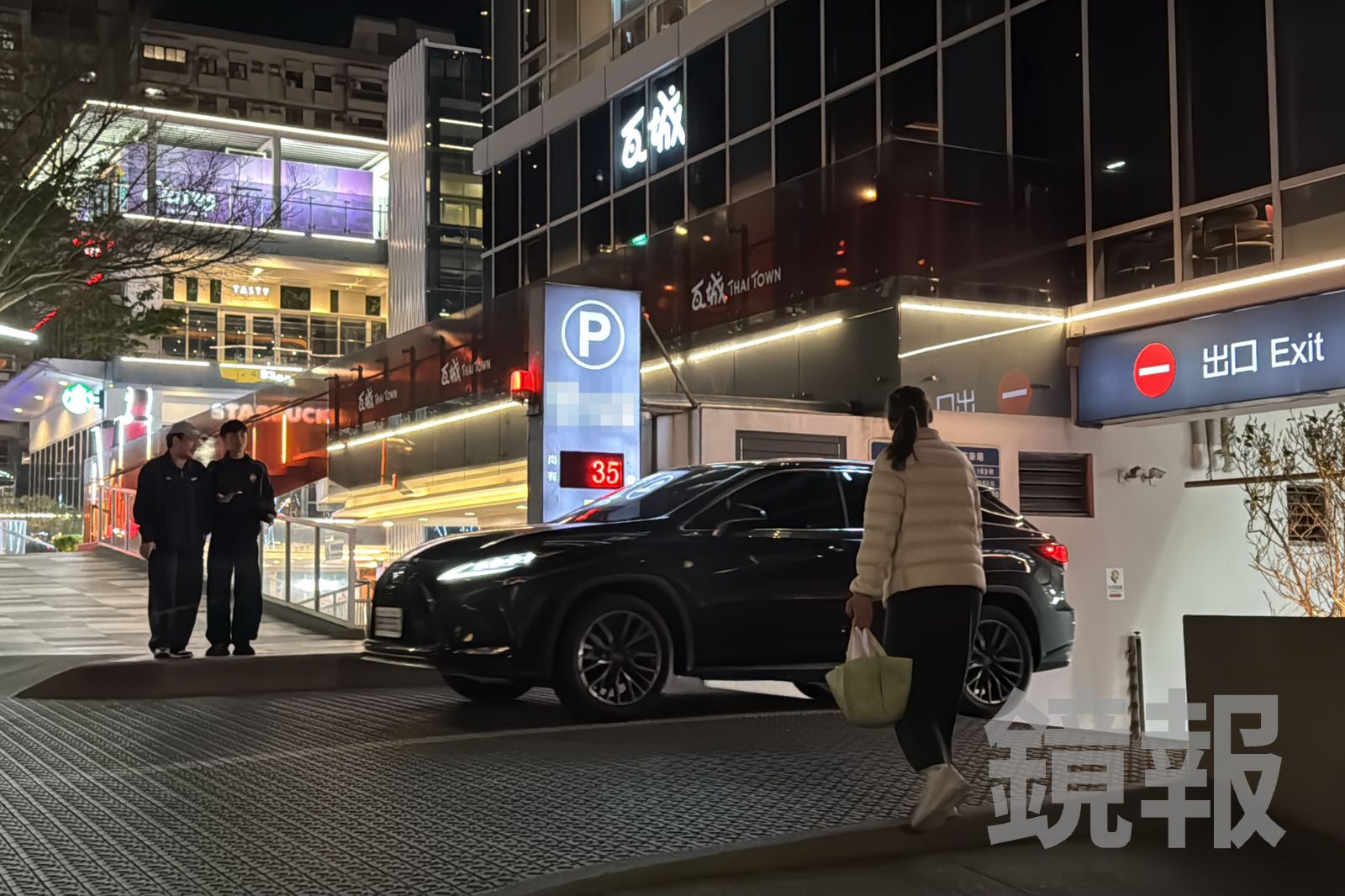 台中西屯區知名賣場的地下停車場，發生顧客車輛遭排泄物污損的突發狀況。林建鋒攝