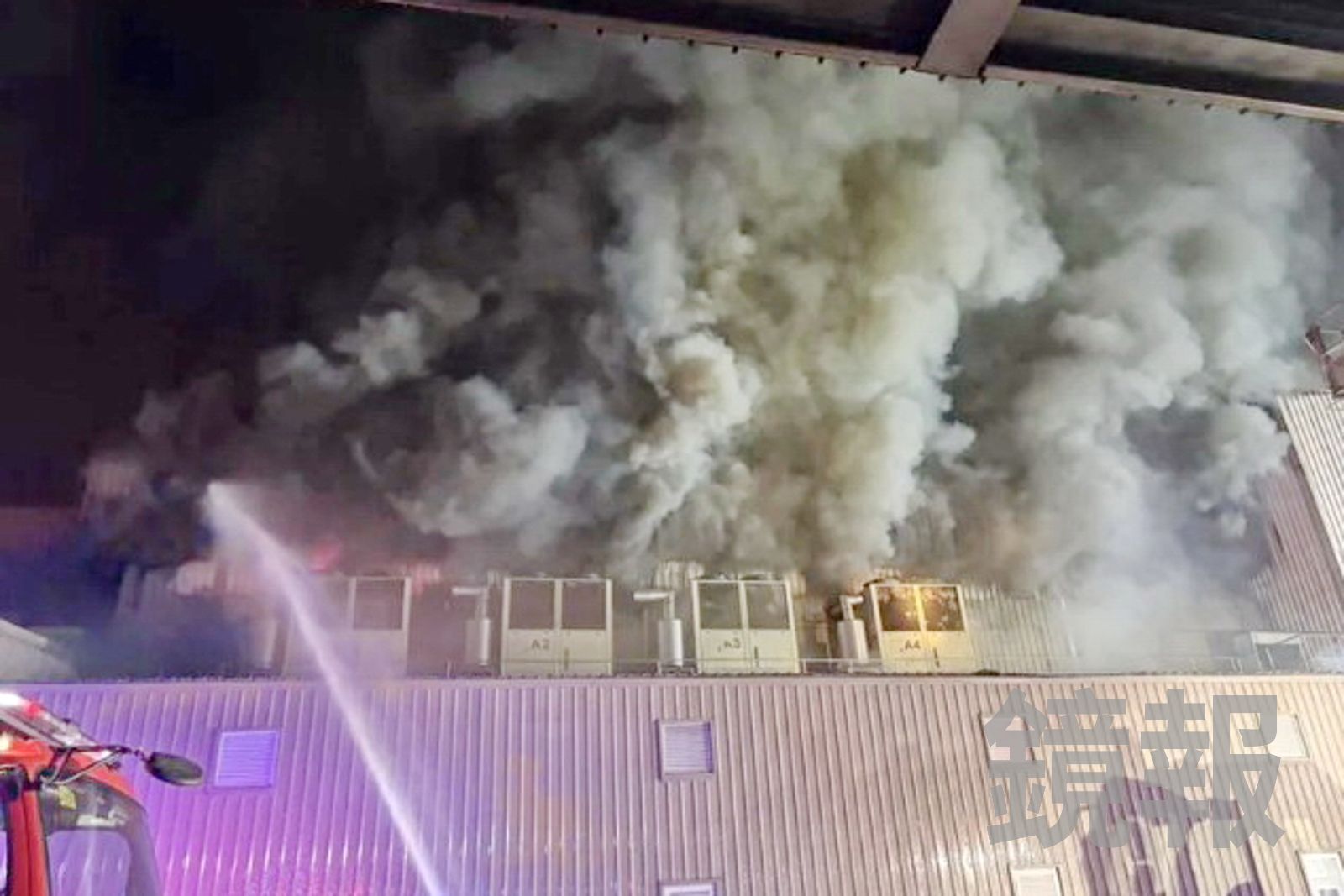 物流工廠鐵皮廠房陷入火海，現場濃煙密布。民眾提供