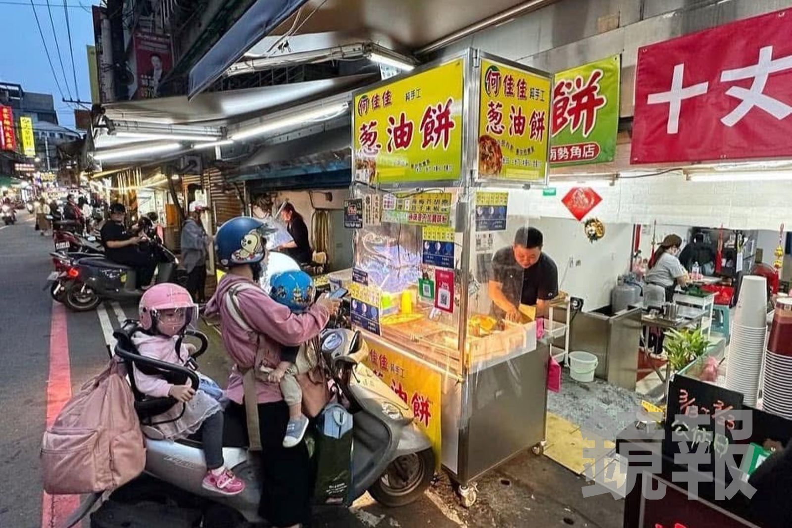 「何佳佳蔥油餅」南勢角店的老闆相當熱情。