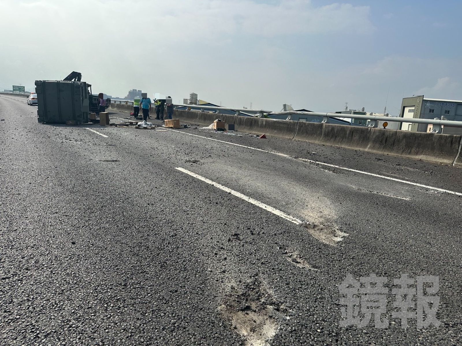 軍用卡車疑似機件故障,失控側翻在國3烏日南下車道,現場不少零件碎片散落。圖/民眾提供