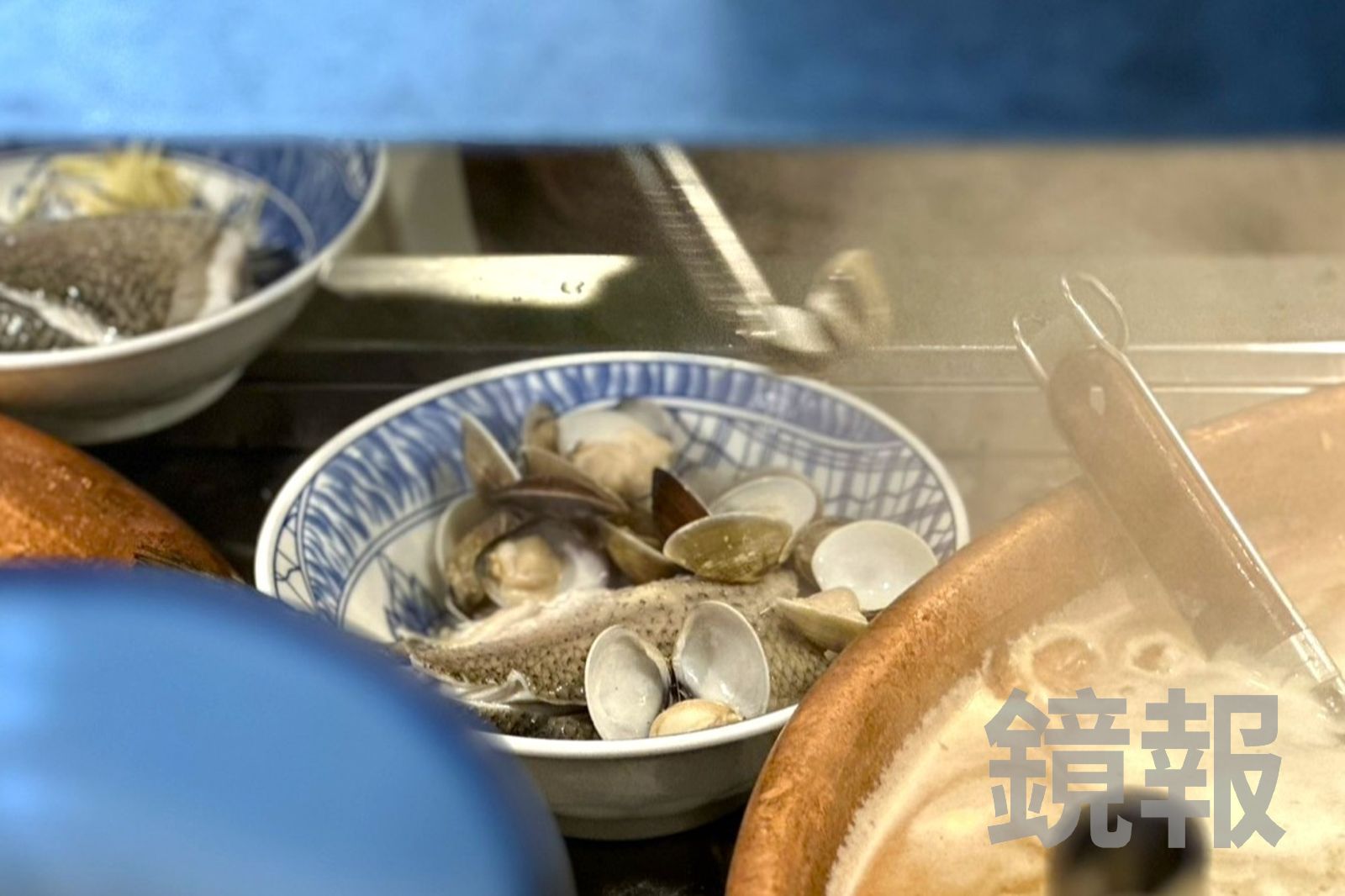 魚湯會放入大量蛤蜊提鮮，殼一開就挑起，維持保水度。
