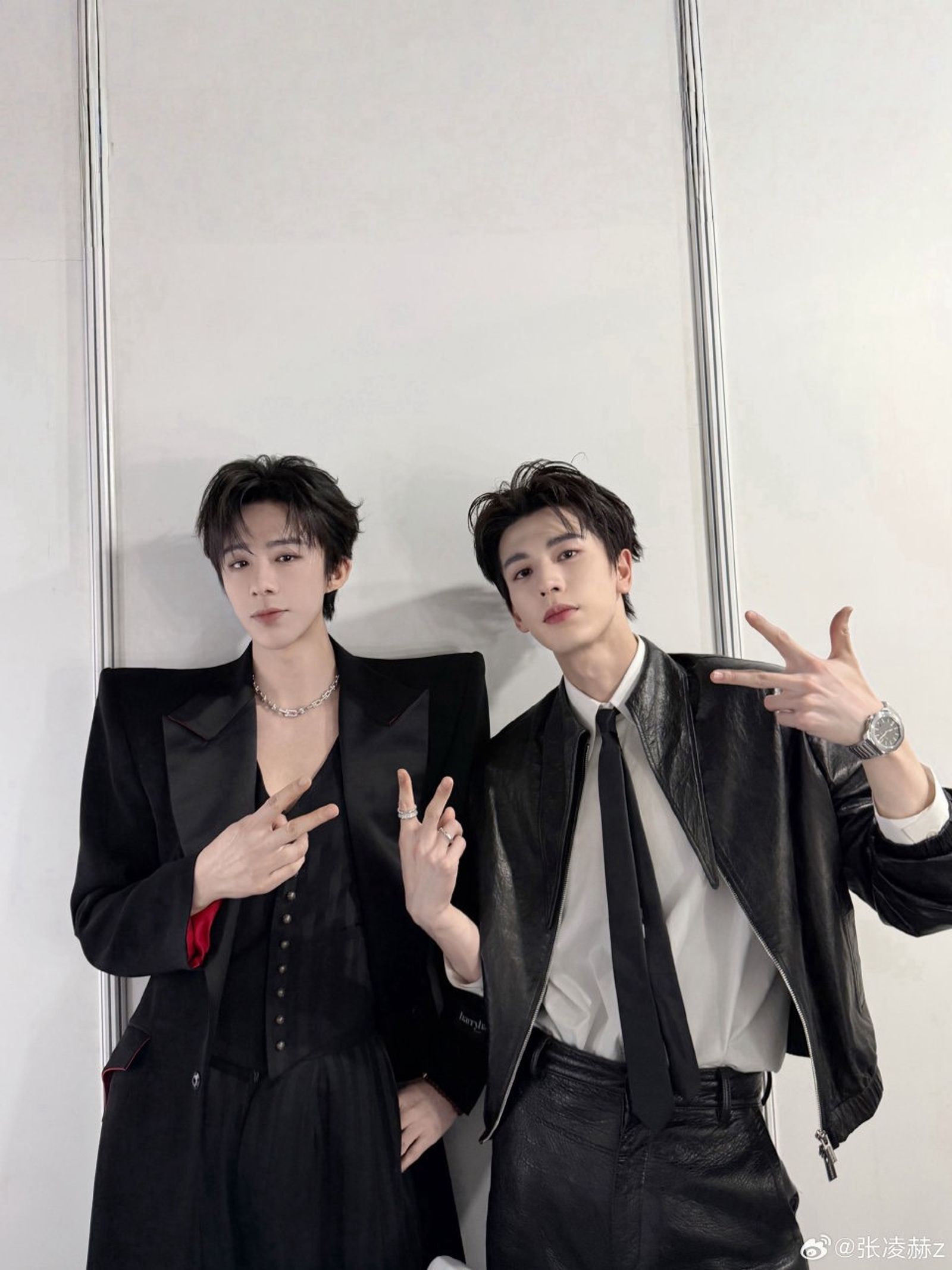 張凌赫(右)與劉宇寧都是節目《開始推理吧》成員。翻攝微博