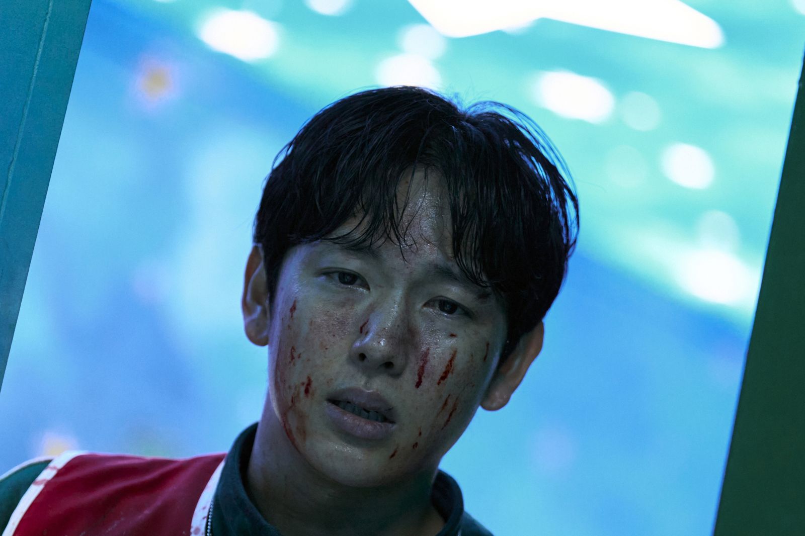 任時完滿臉是血地望向前方。Netflix提供