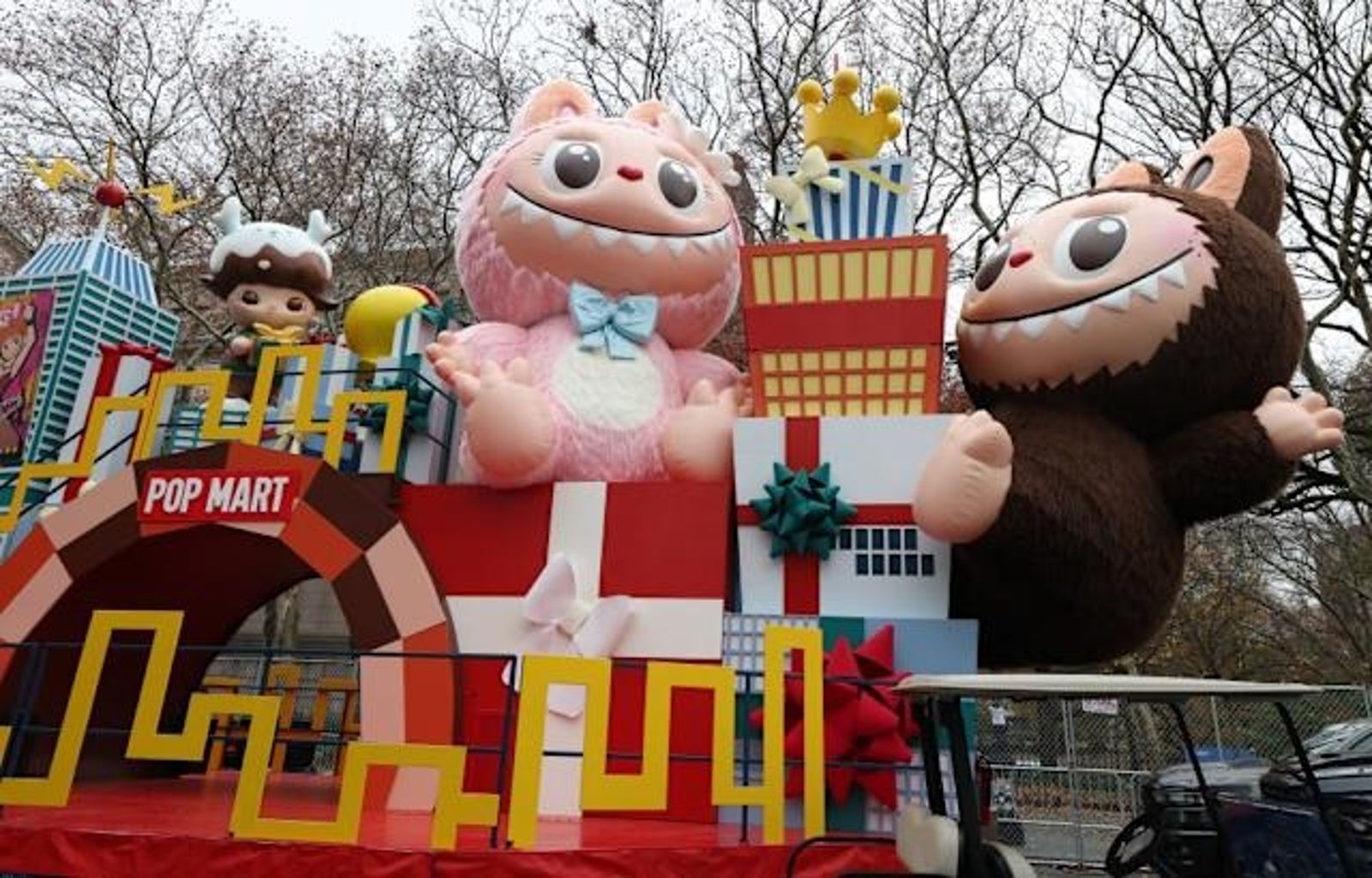 中國公司 Pop Mart 生產的 Labubu ，這次也以乘坐花車的方式參加。圖／翻自aol.com