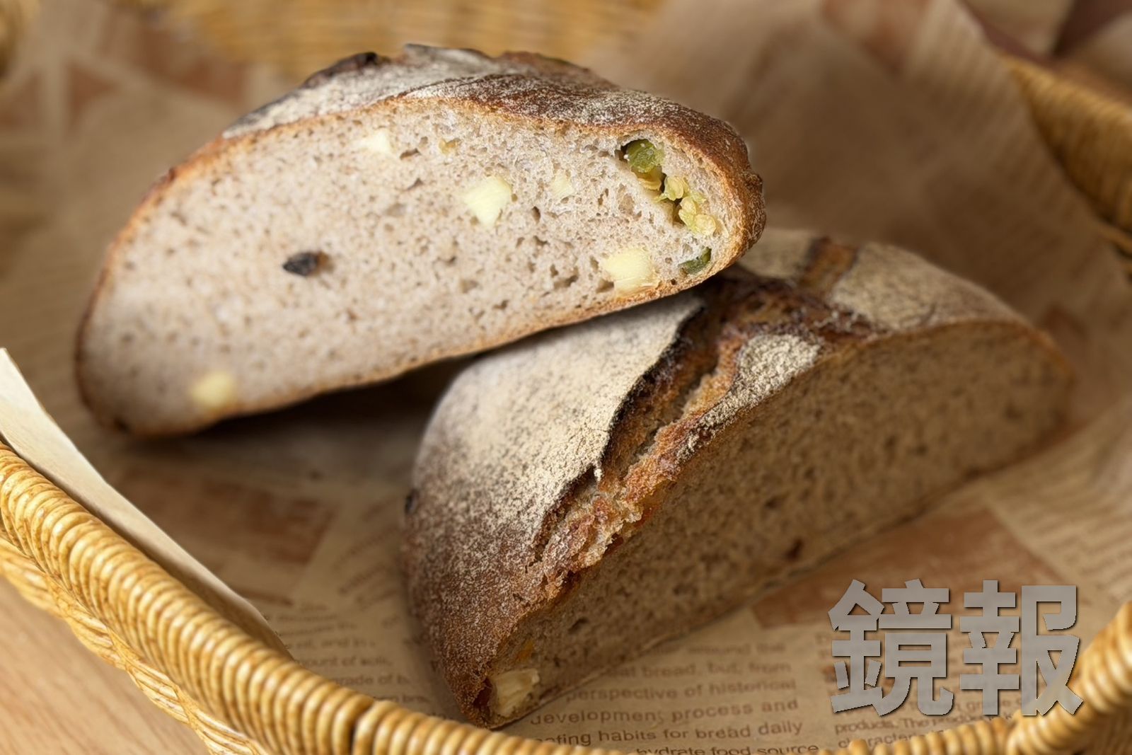 「墨西哥辣椒起司酸種」麵體軟Q、不會過硬,辣椒丁辛香提味。(150元/半顆)