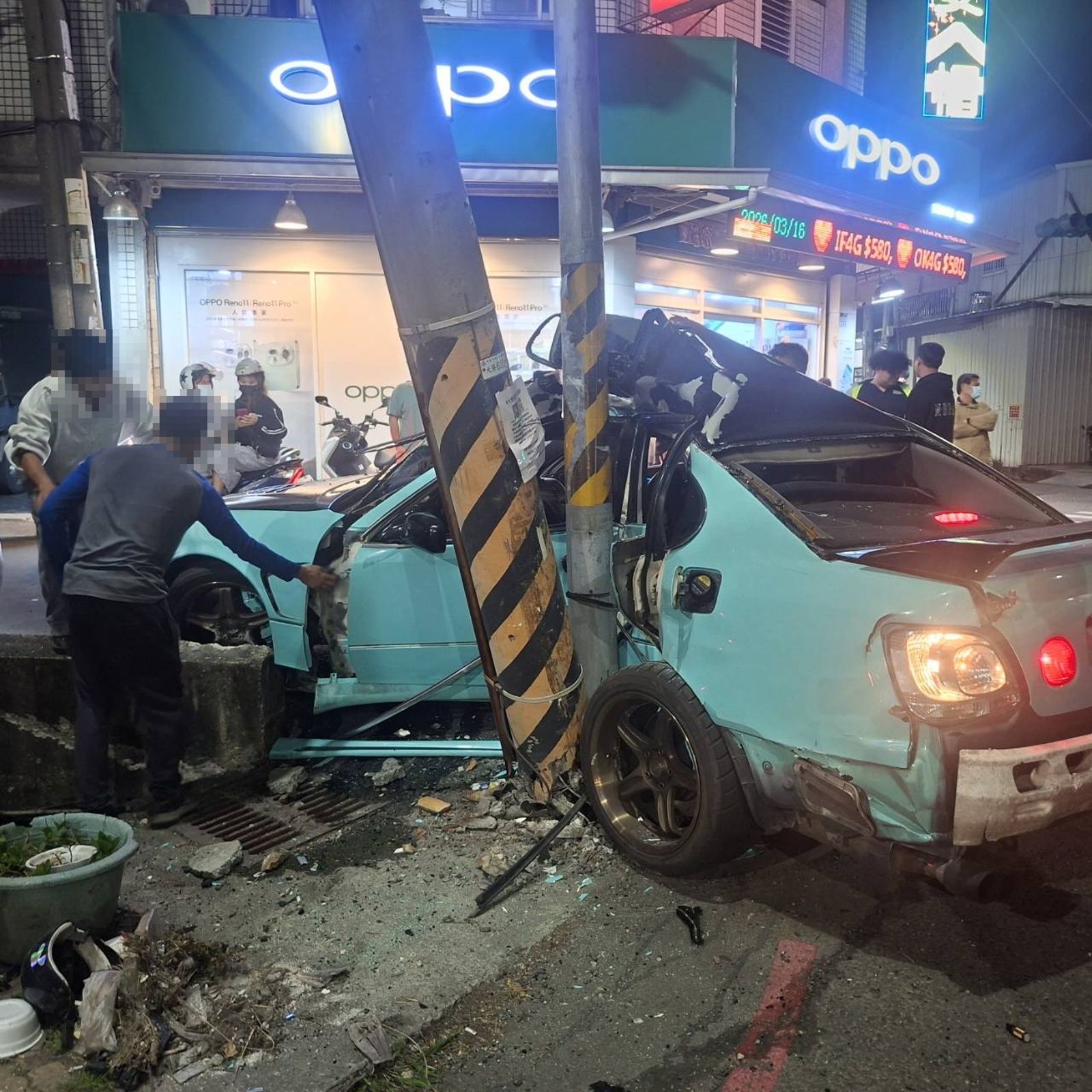 高雄大寮轎車失控撞電桿!疑車速過快釀2傷、周邊住戶慘停電