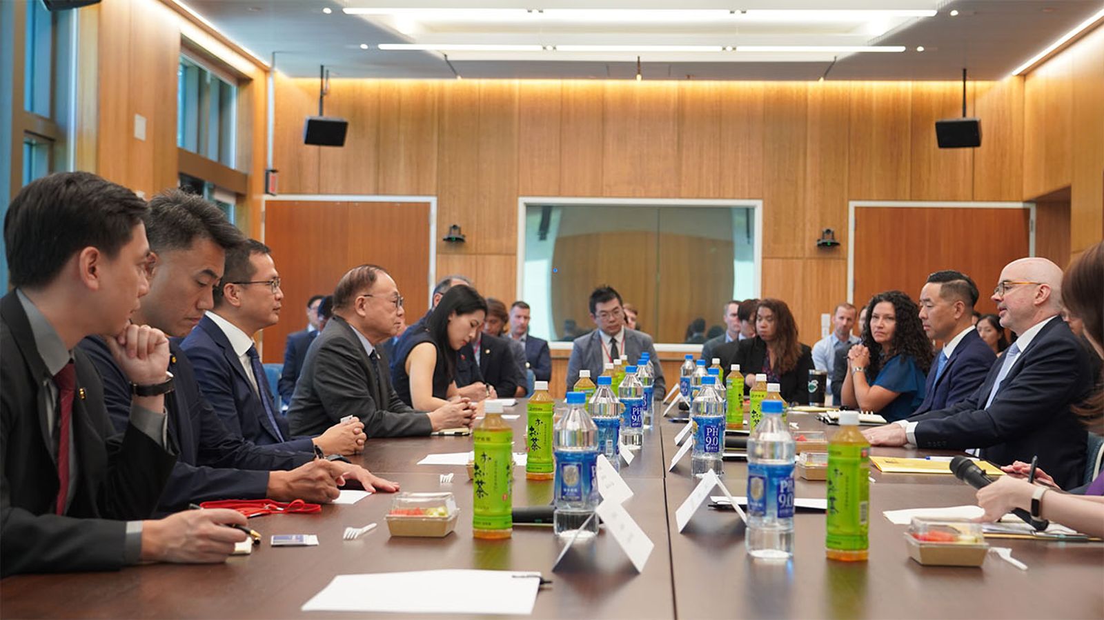 AIT貼與國防部長、藍委會晤！徐巧芯證實談「9500億國防預算」　顧立雄也回應了