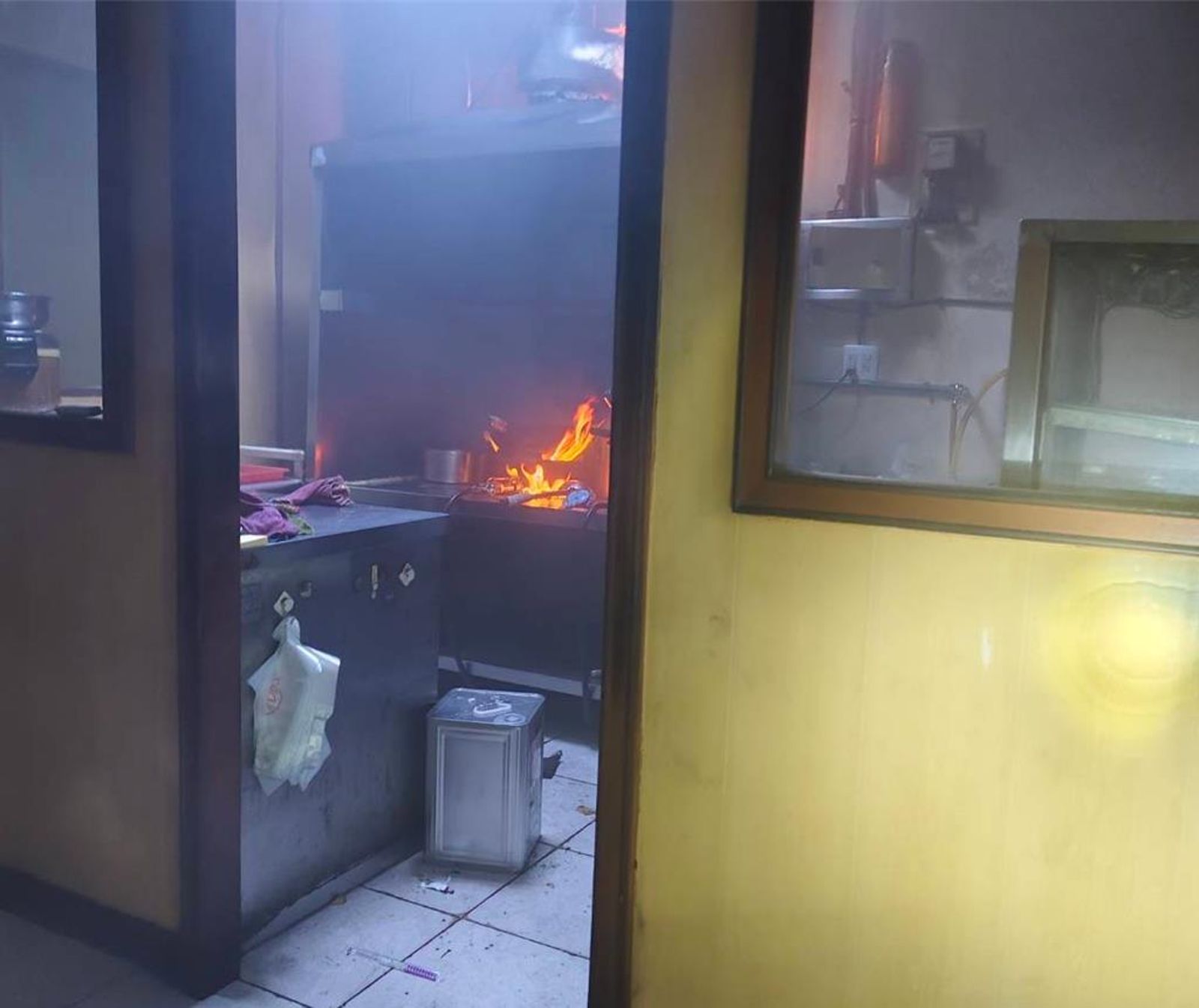 澎湖馬公知名羊肉店廚房暗夜火警！警消急疏散4房客　疑鍋爐高溫引燃油漬