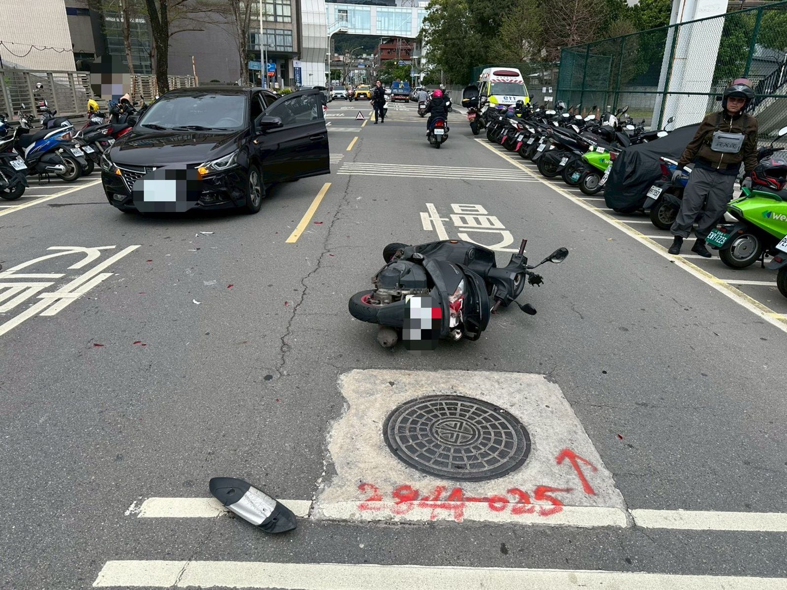 飛來橫禍！新莊騎士路中停等左轉　後方汽車攏某看「剷除障礙」