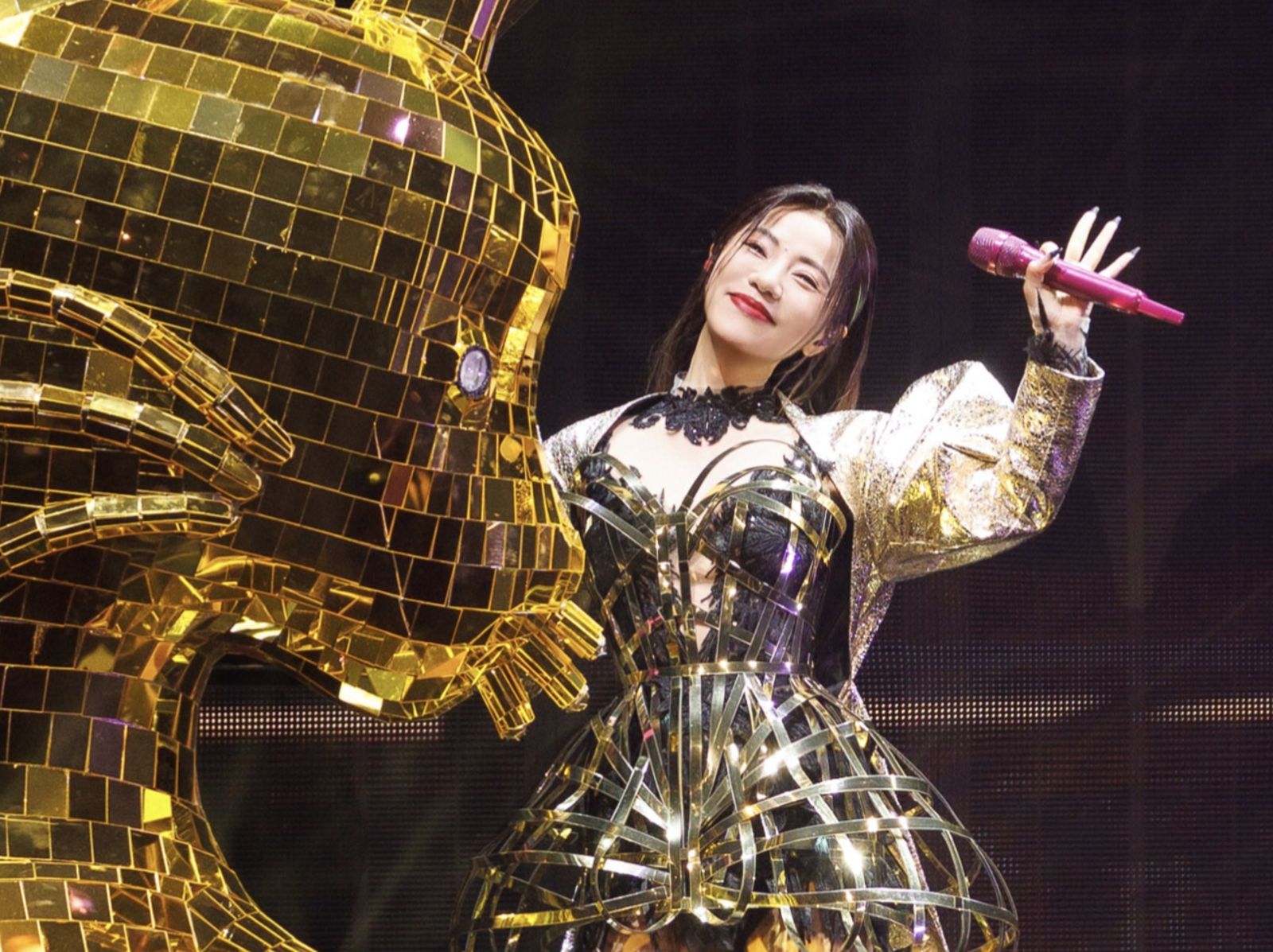 相隔10年！丁噹踩巨貓霸氣回歸　登雄蛋謝五月天成就歌手路