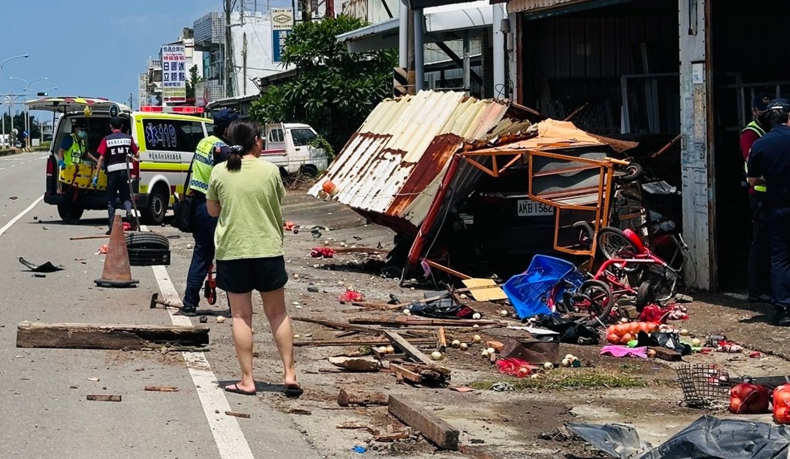 屏東轎車涉毒駕衝入民宅 撞爛鐵皮牆「洋蔥倒整地」引路人側目