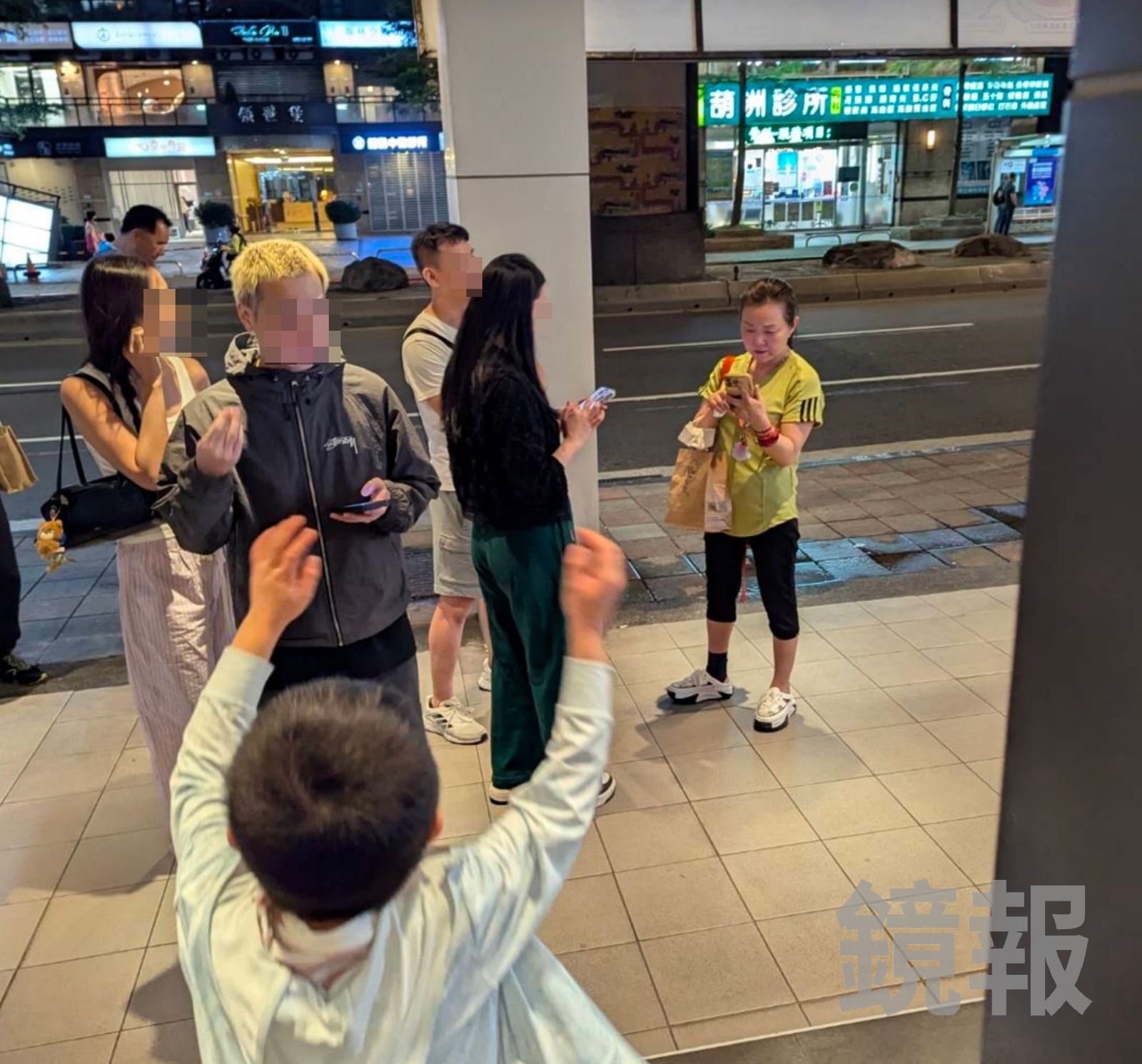 夏禕一身樸素輕便，現身台北內湖區葫州捷運站附近的平價壽司連鎖餐廳。讀者提供