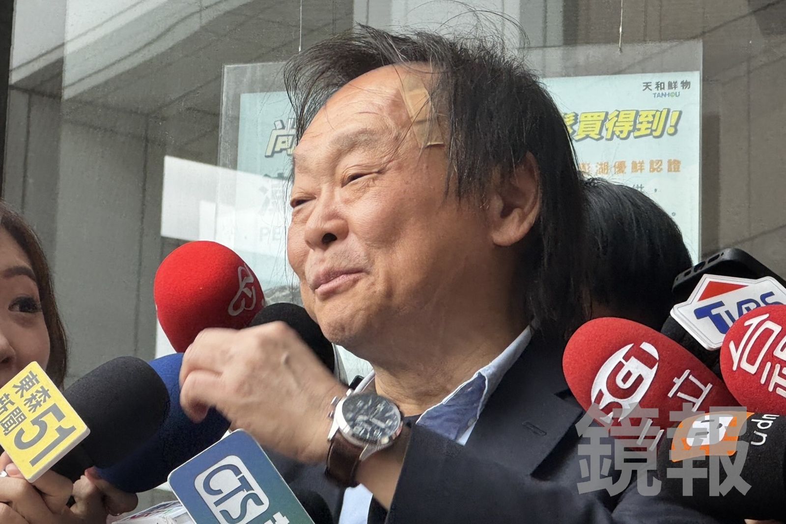 自嘲頭上有洞！王世堅貼「大OK繃」引注目　曝運動習慣：每天伏地挺身、拉啞鈴