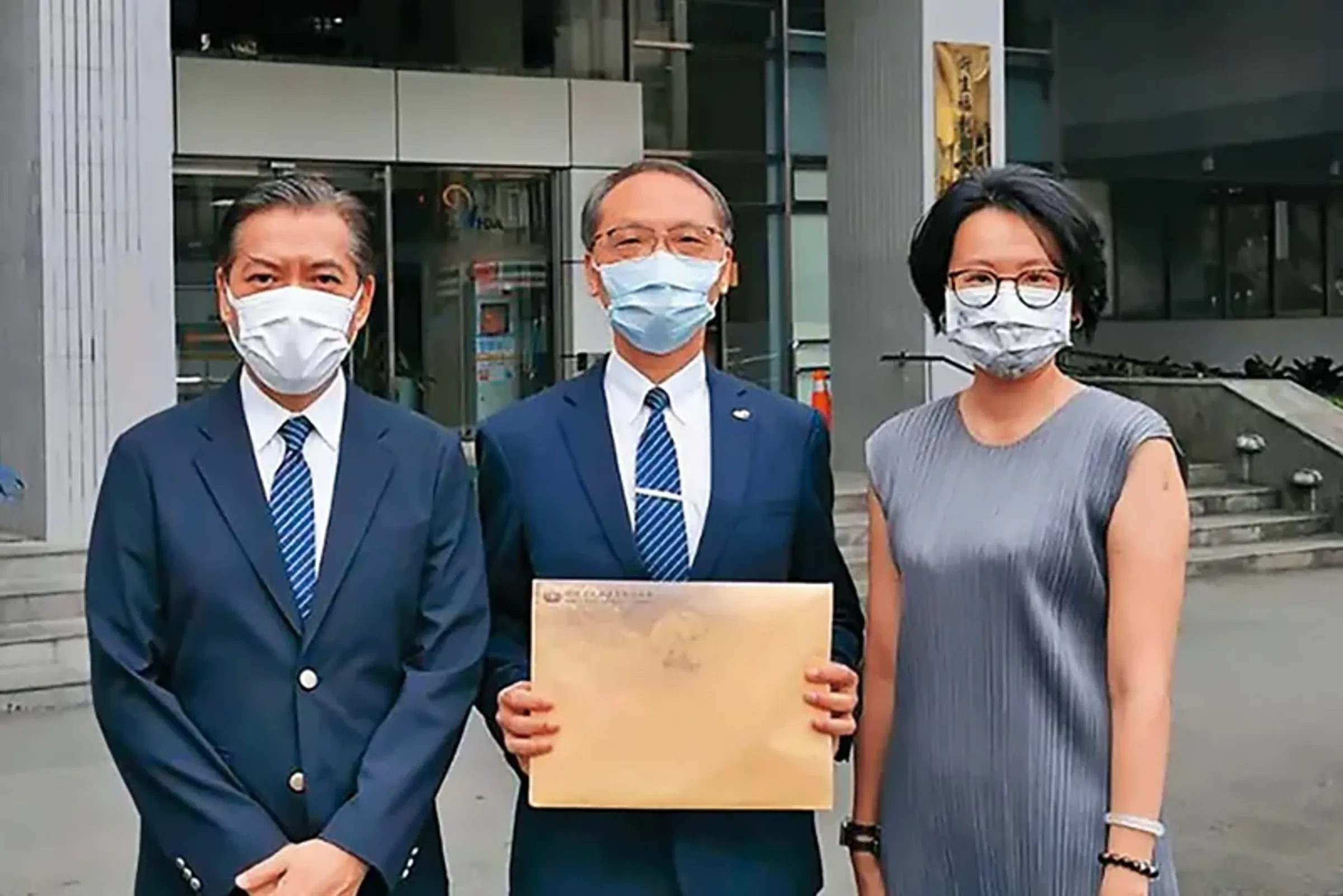 內控失靈?「大肥羊」慈濟買BNT付10億佣金曾起疑 掮客搧風點火吞巨款