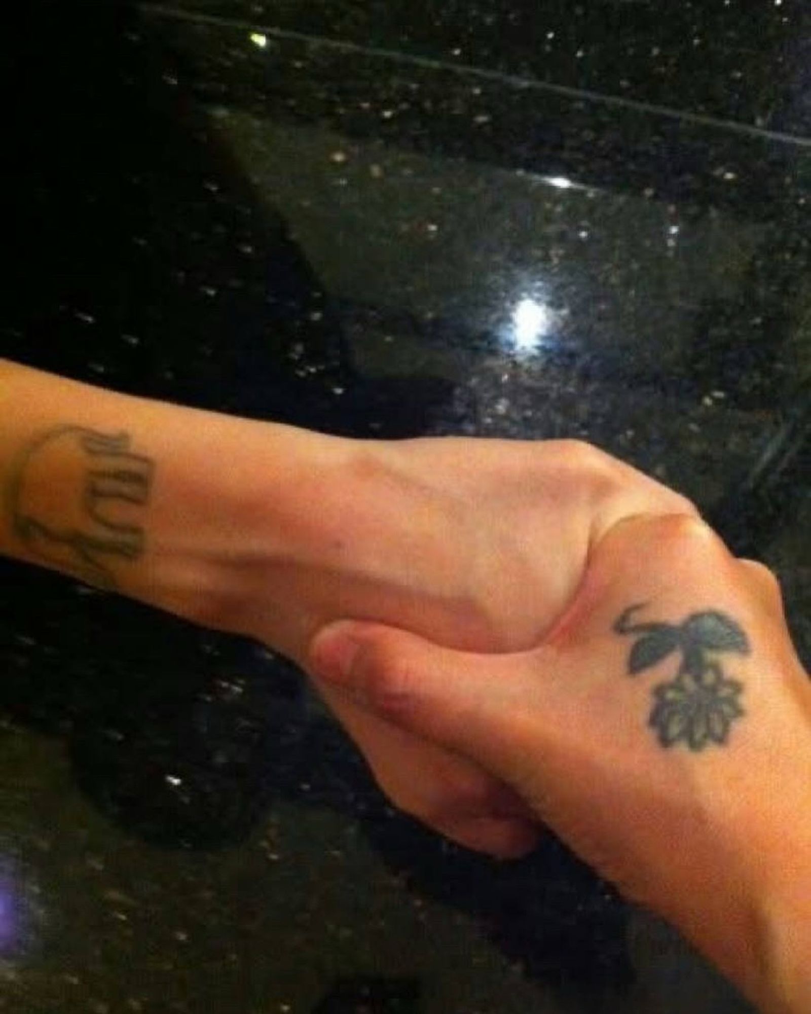 小S曬出和大S的牽手照。翻攝小S IG