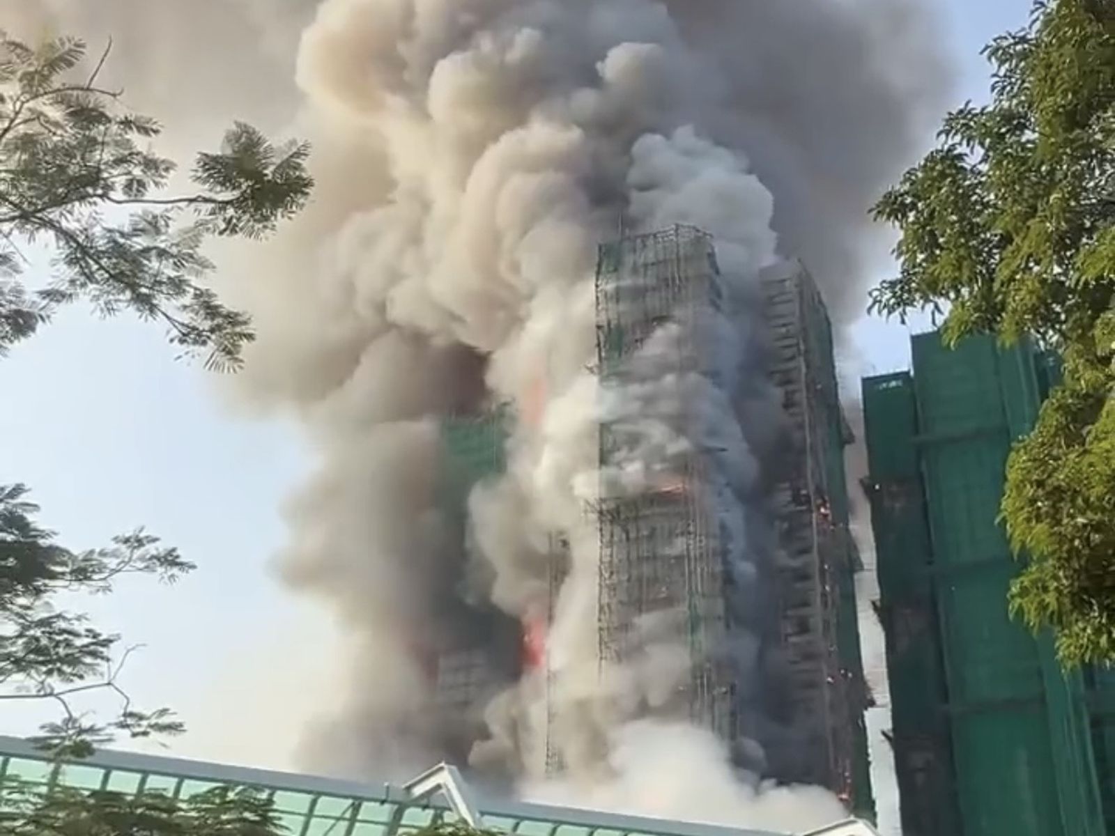 香港宏福苑大火/外牆材料助燃「不合理」 3包商遭依誤殺罪逮補